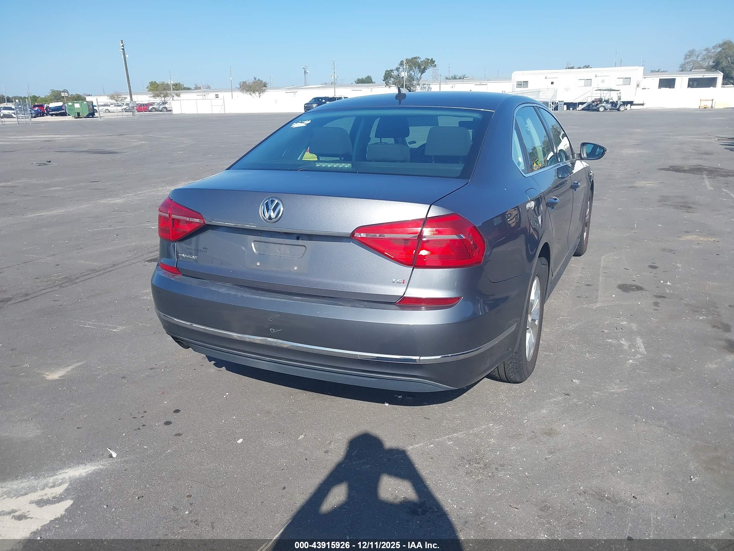 VOLKSWAGEN PASSAT image 4
