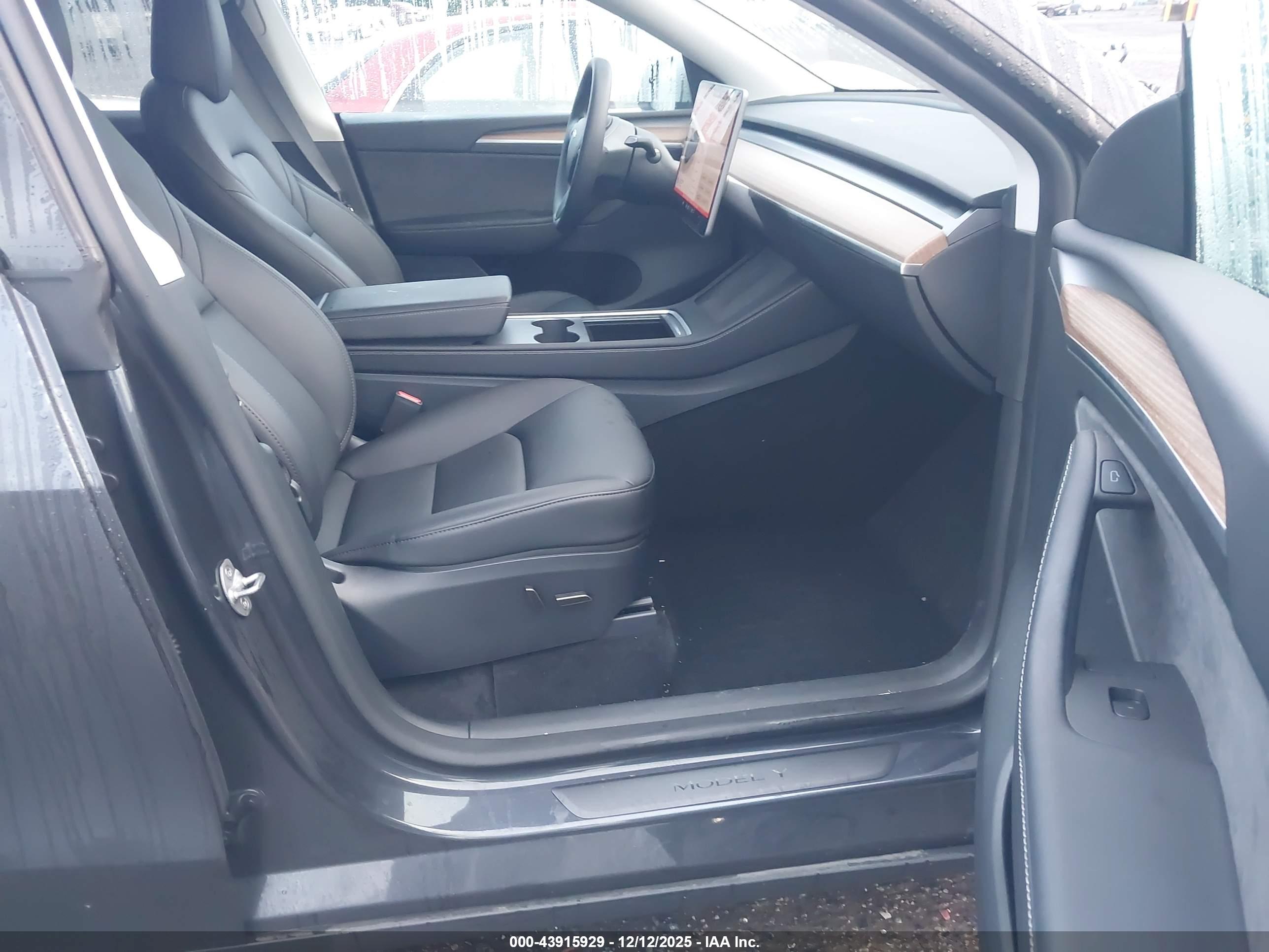 TESLA MODEL image 5