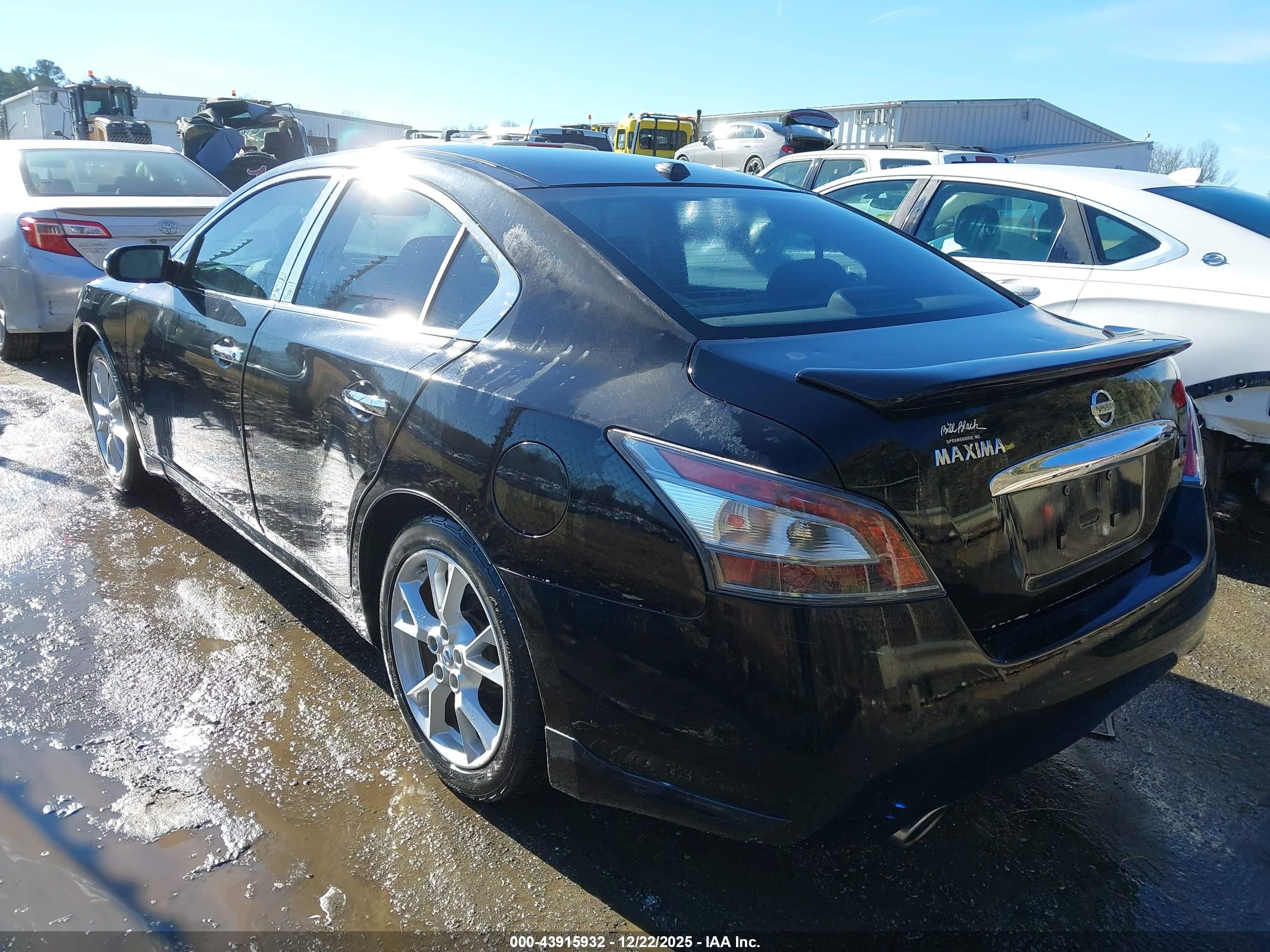 NISSAN MAXIMA image 3