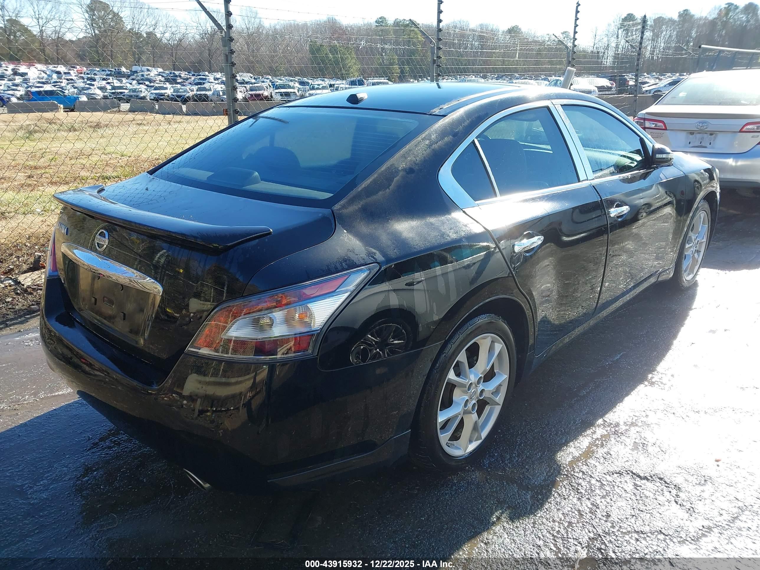 NISSAN MAXIMA image 4