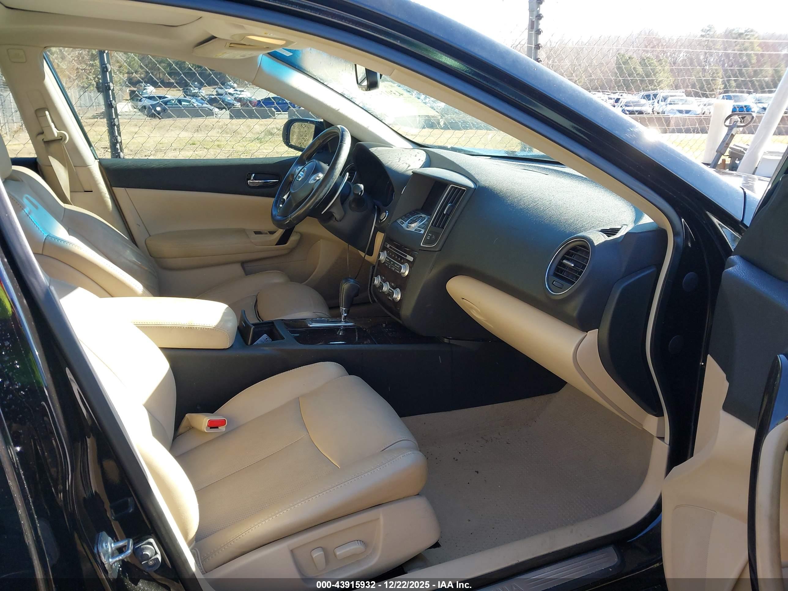 NISSAN MAXIMA image 5