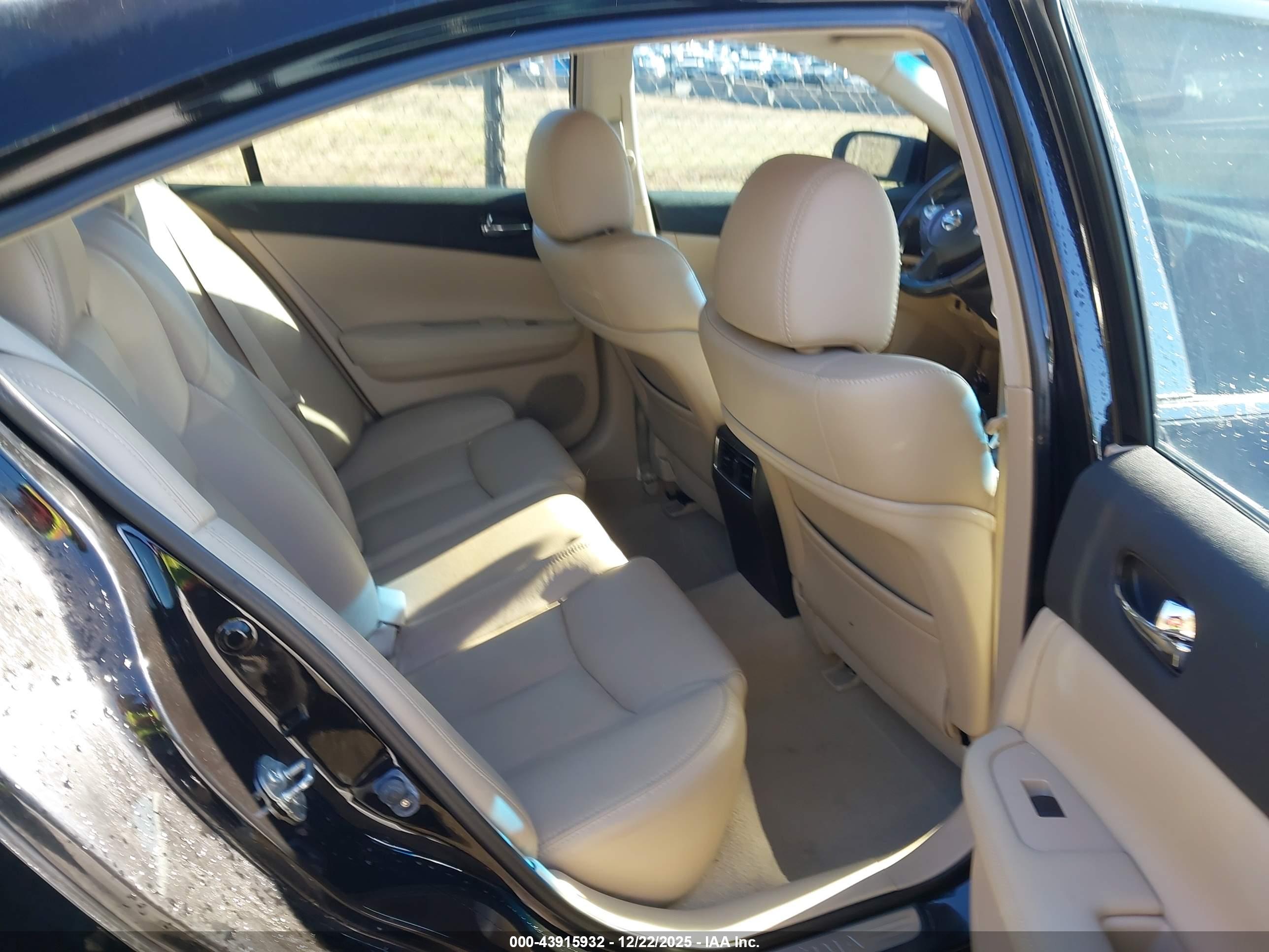 NISSAN MAXIMA image 8