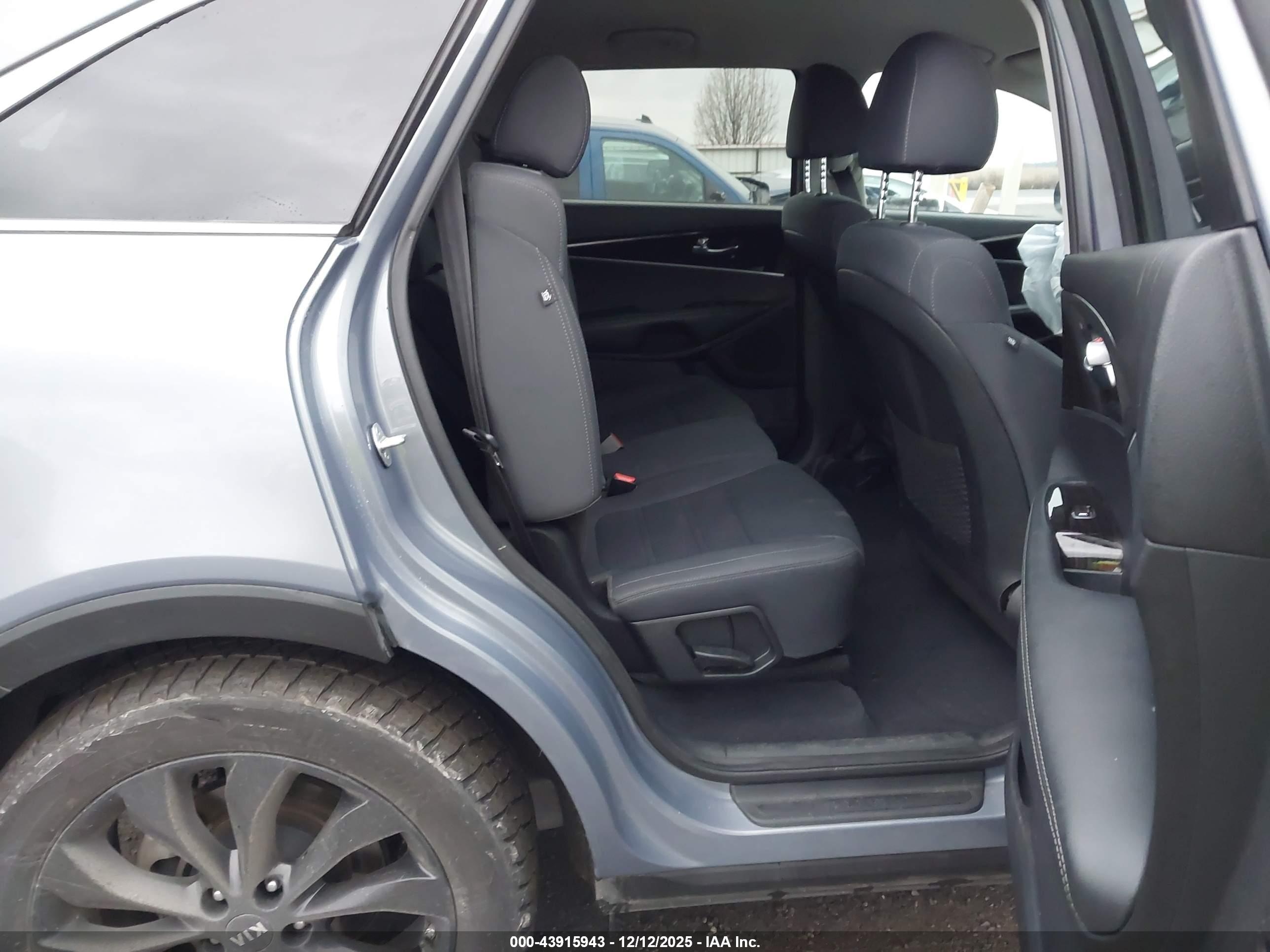 KIA SORENTO image 8