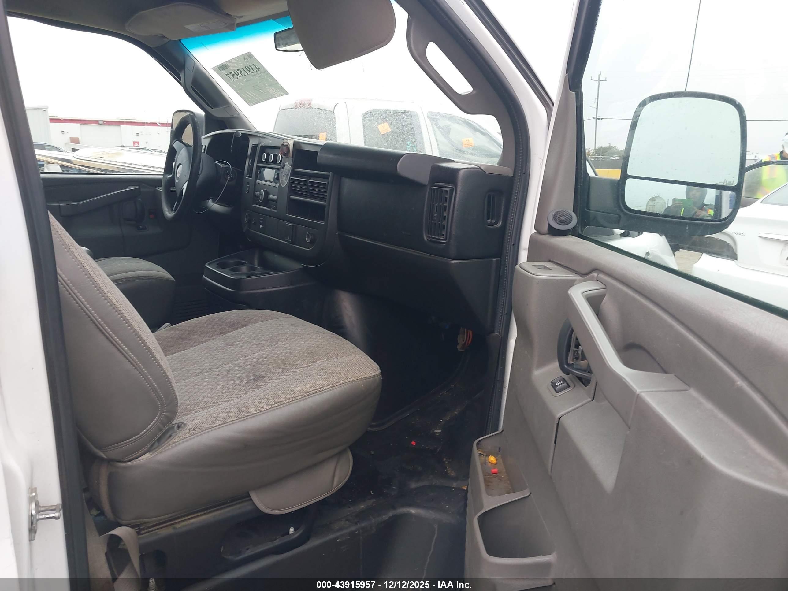 GMC SAVANA image 5