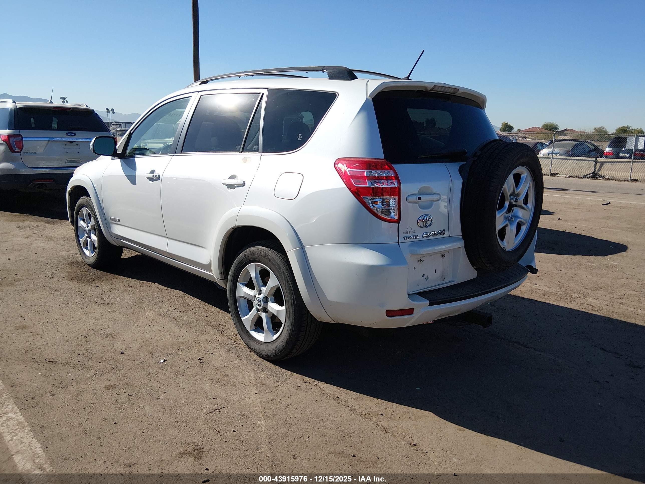 TOYOTA RAV4 image 3