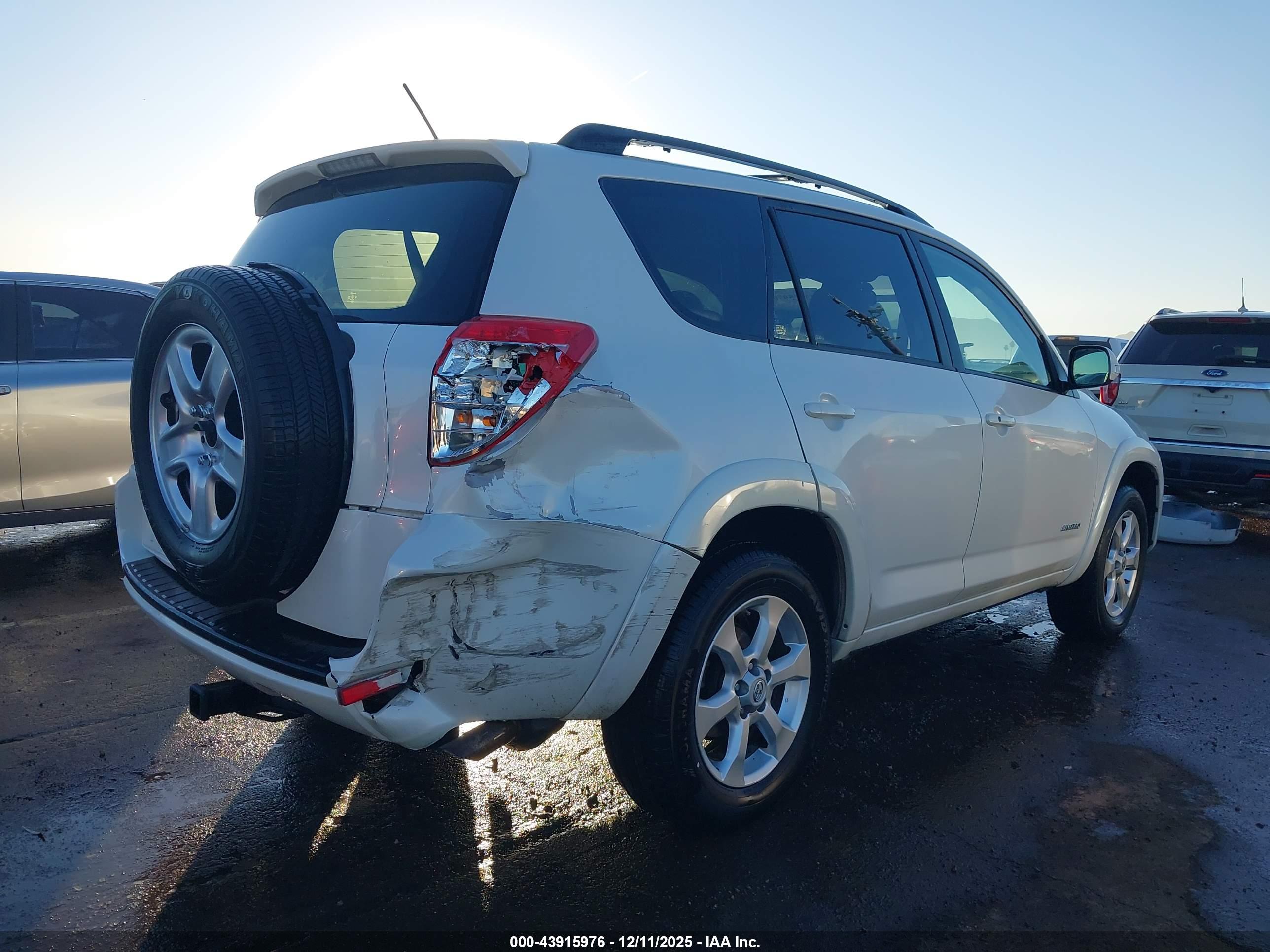 TOYOTA RAV4 image 4