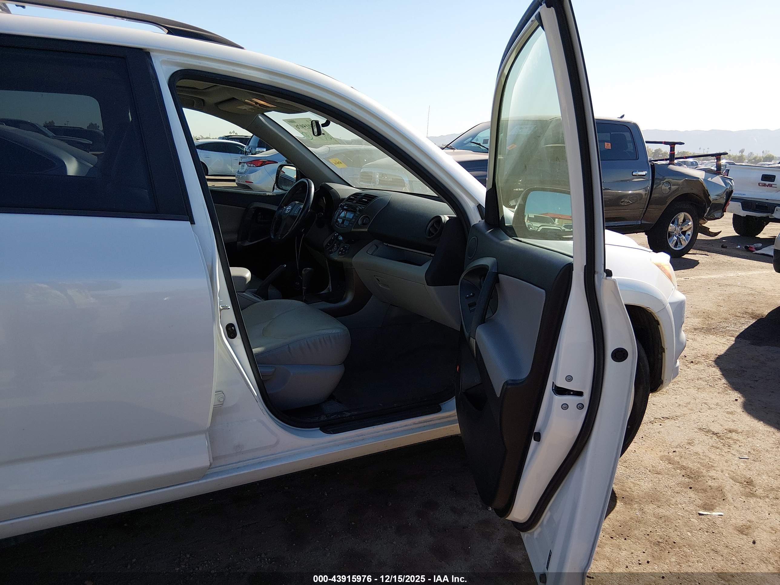 TOYOTA RAV4 image 5