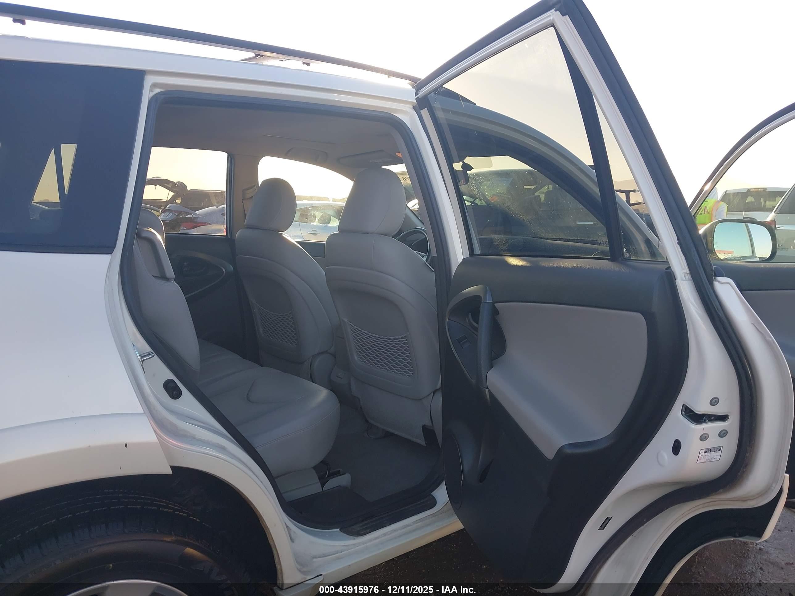 TOYOTA RAV4 image 8