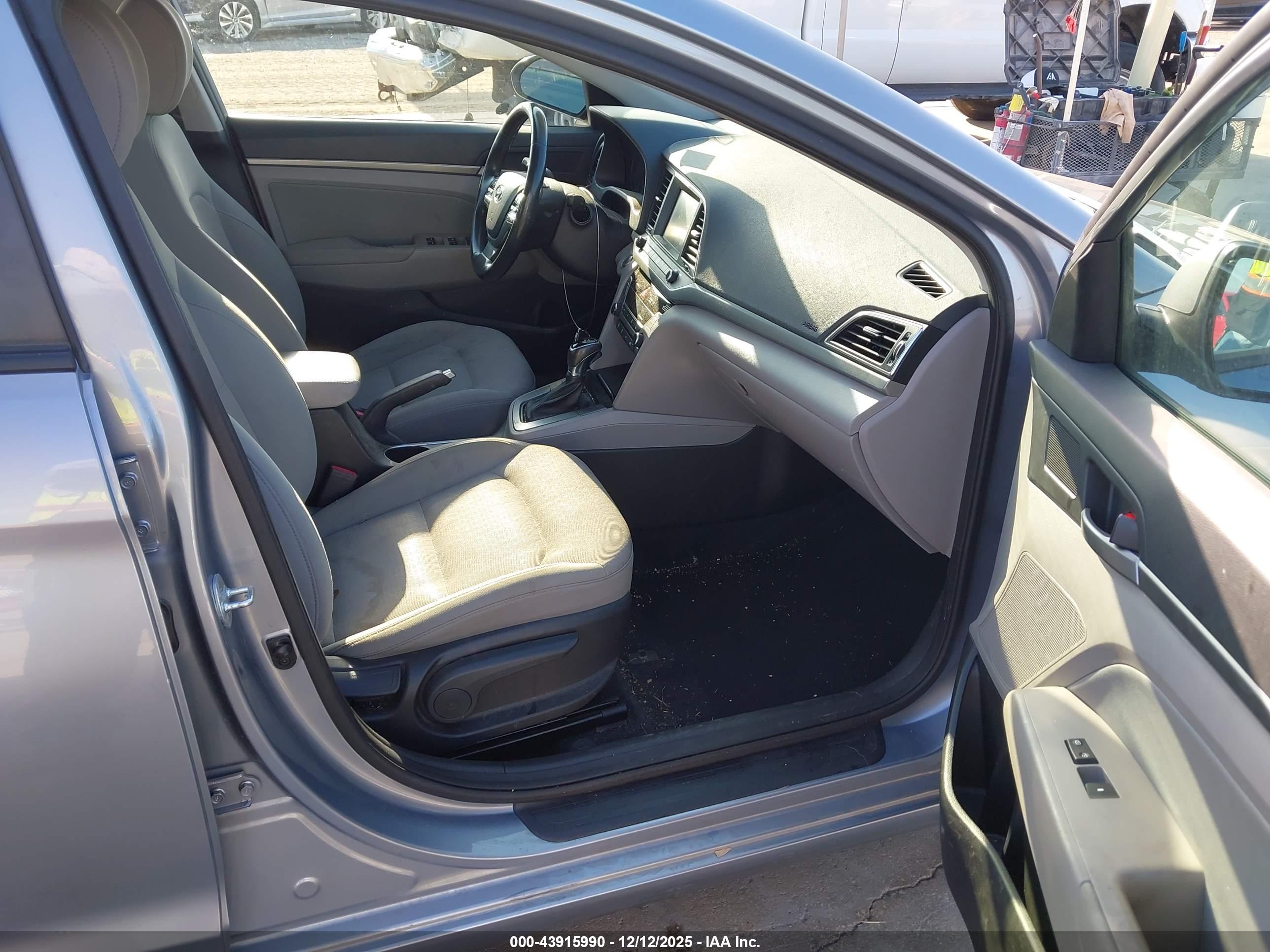HYUNDAI ELANTRA image 5