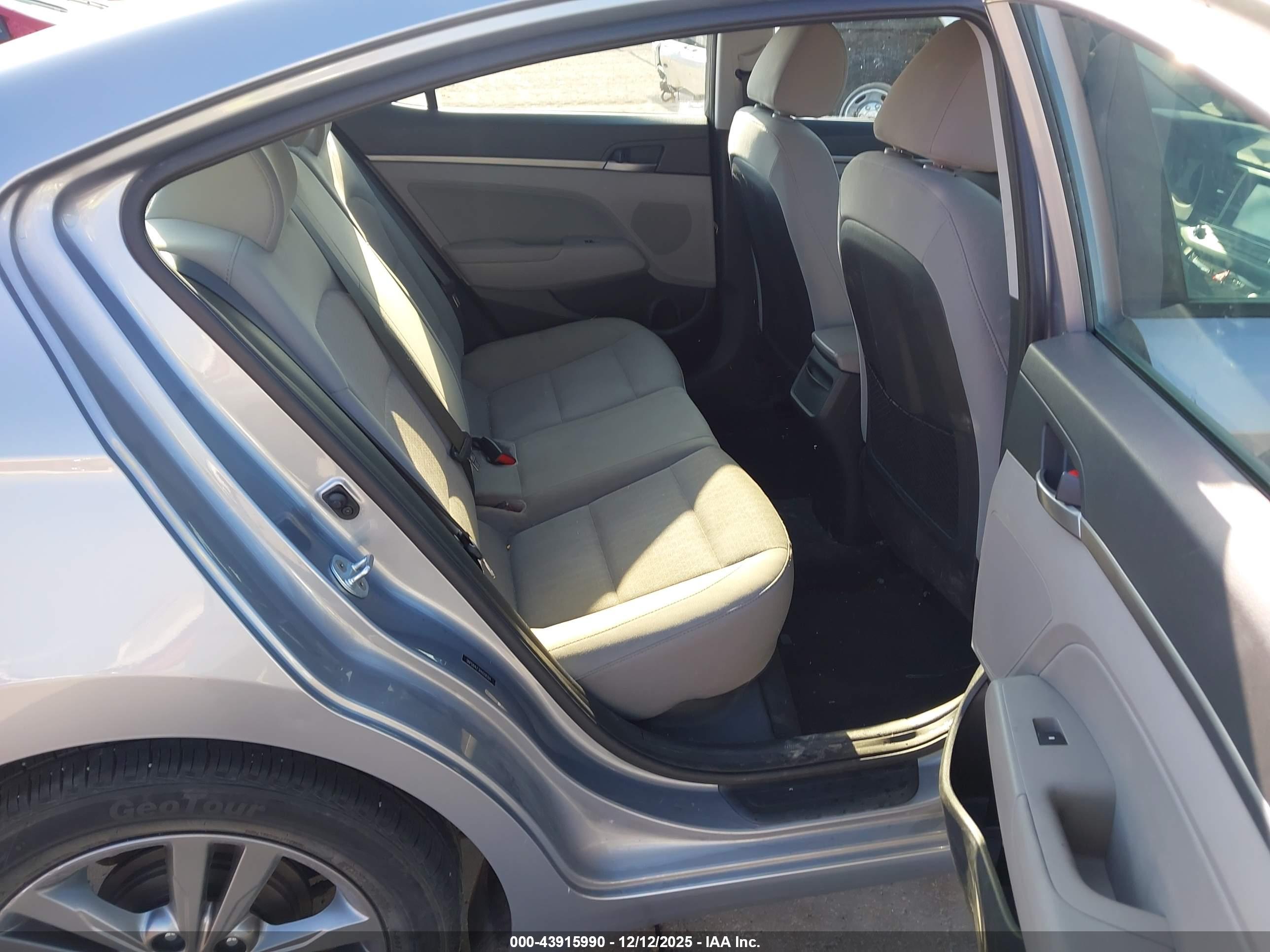 HYUNDAI ELANTRA image 8