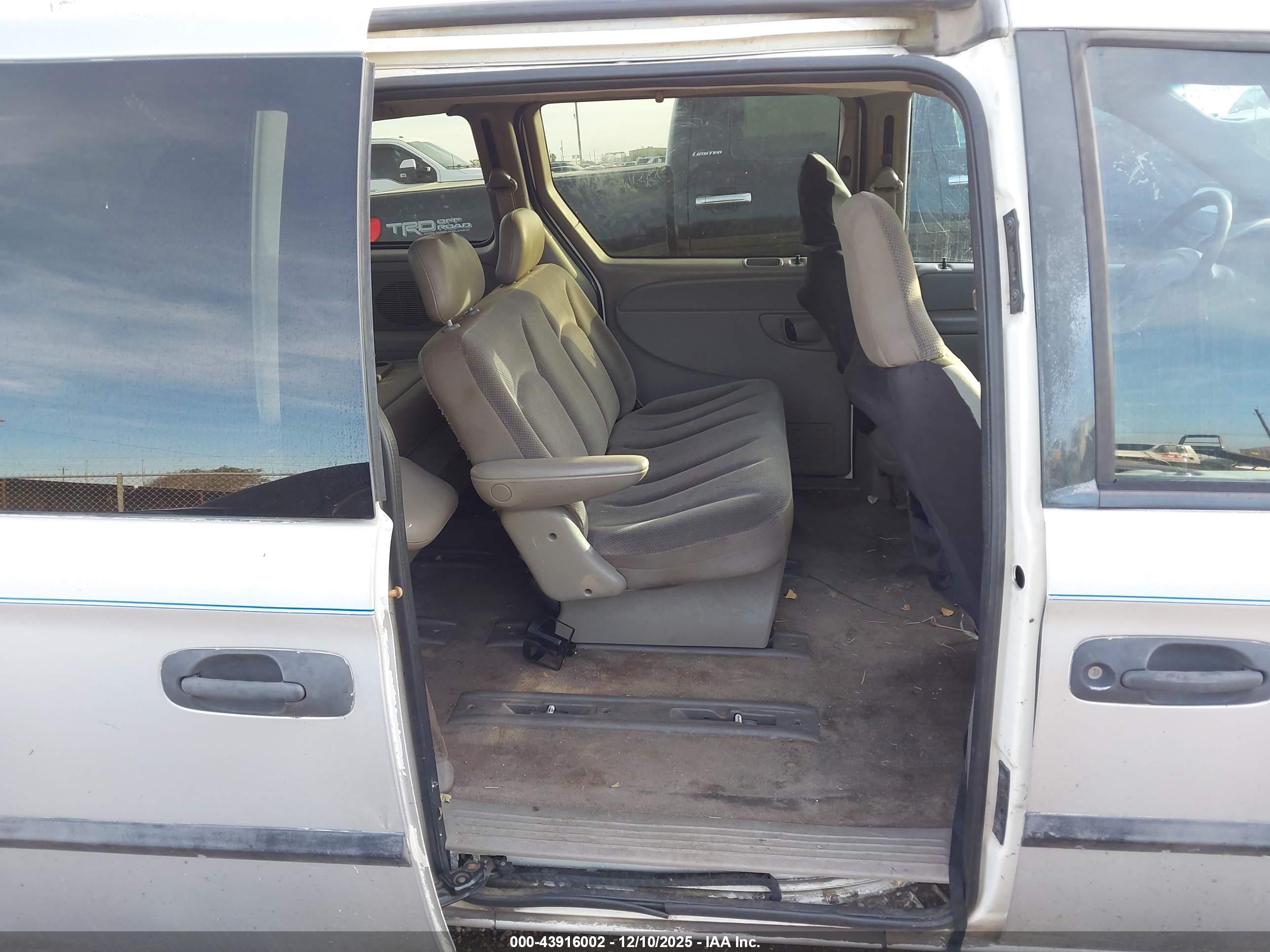 DODGE CARAVAN image 8