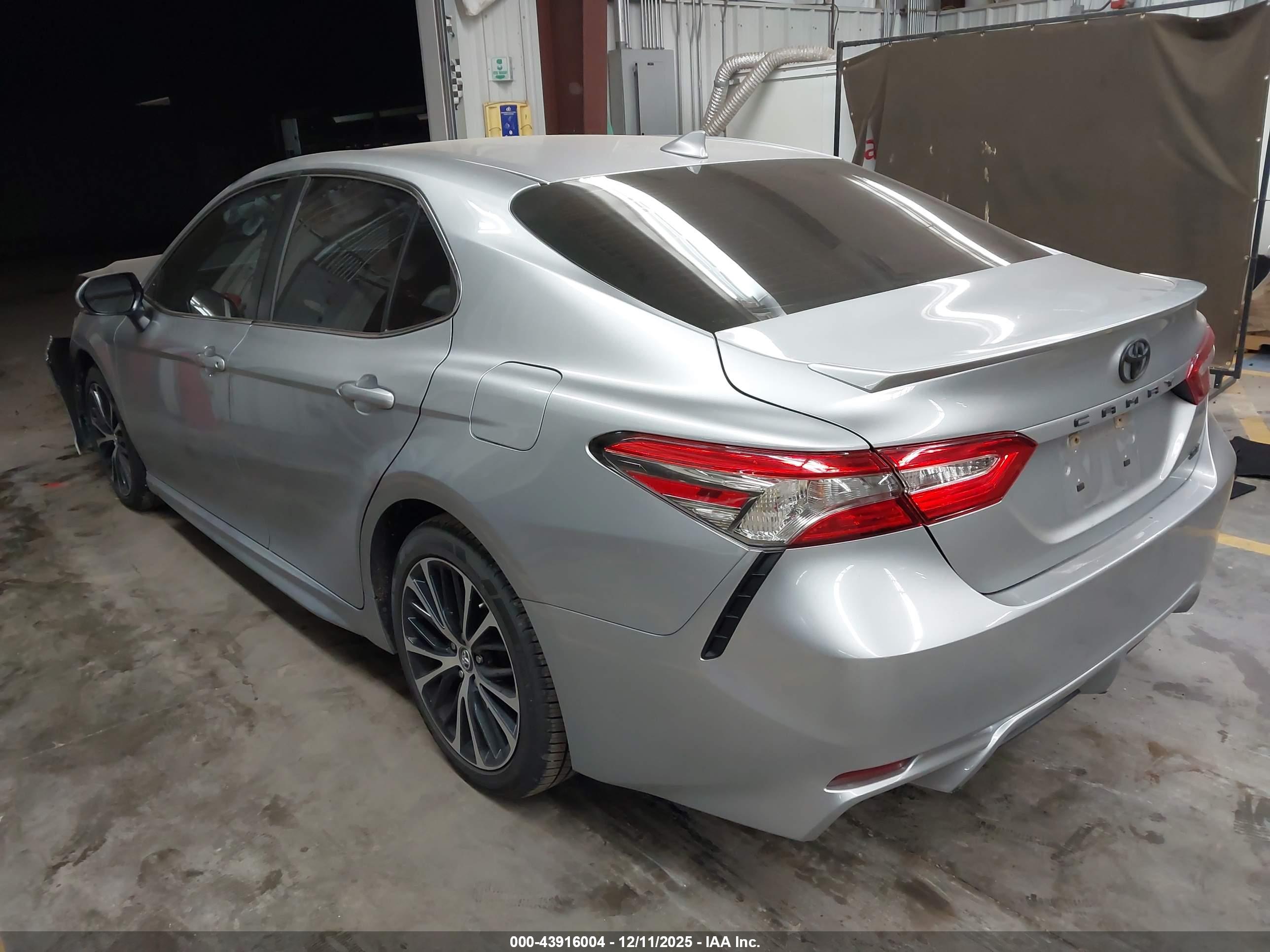 TOYOTA CAMRY image 3