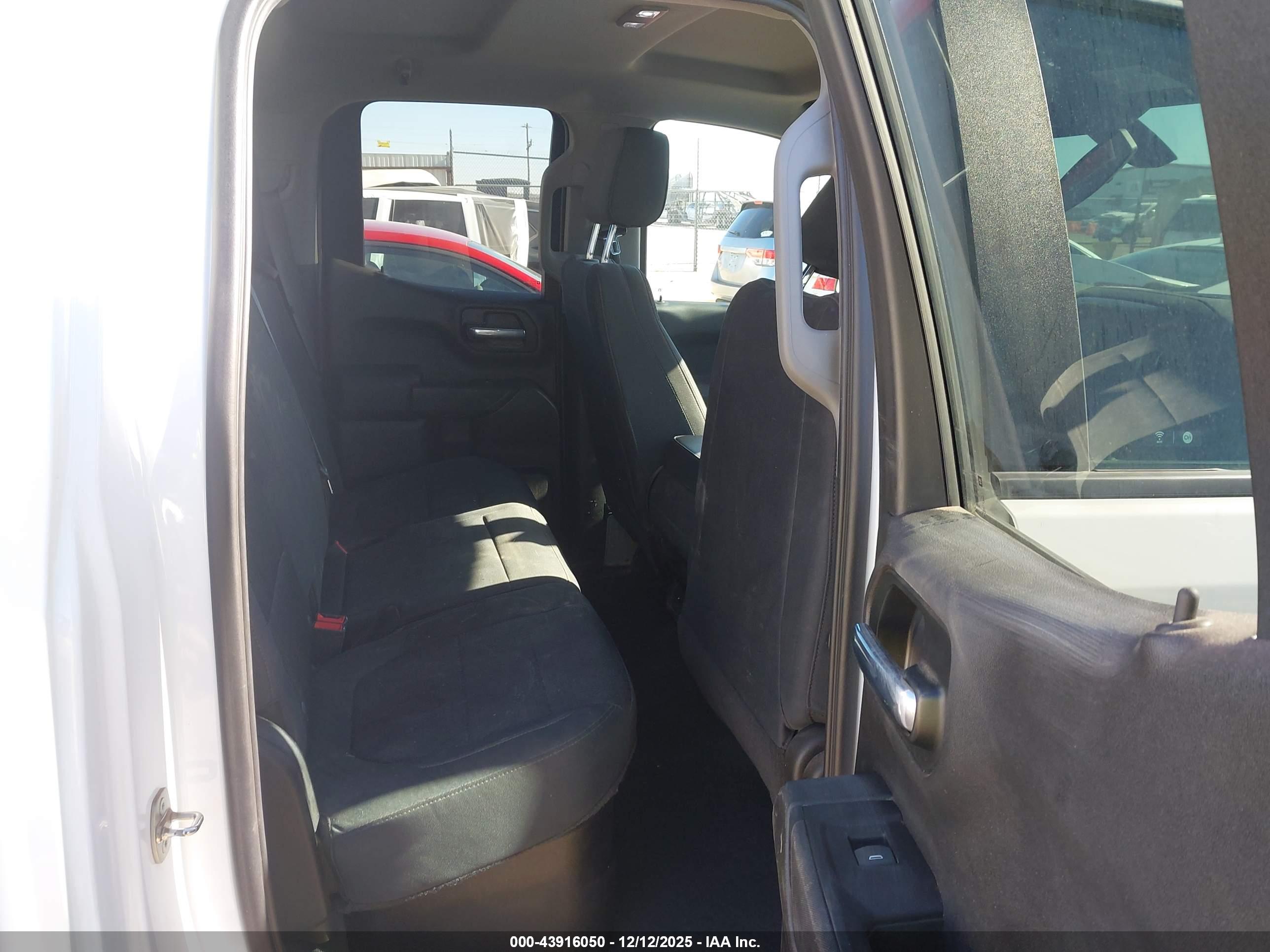 CHEVROLET SILVERADO image 8
