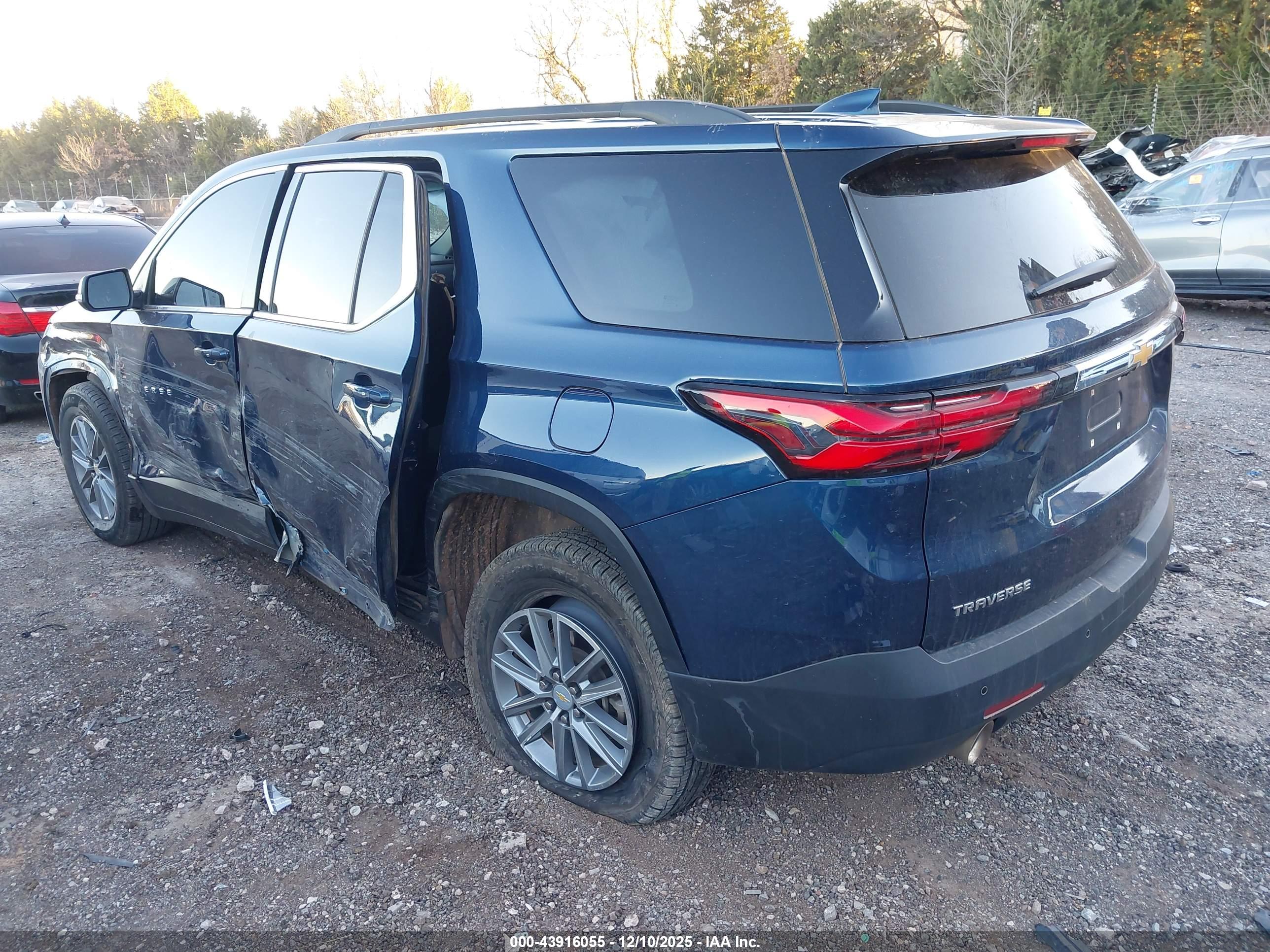 CHEVROLET TRAVERSE image 3