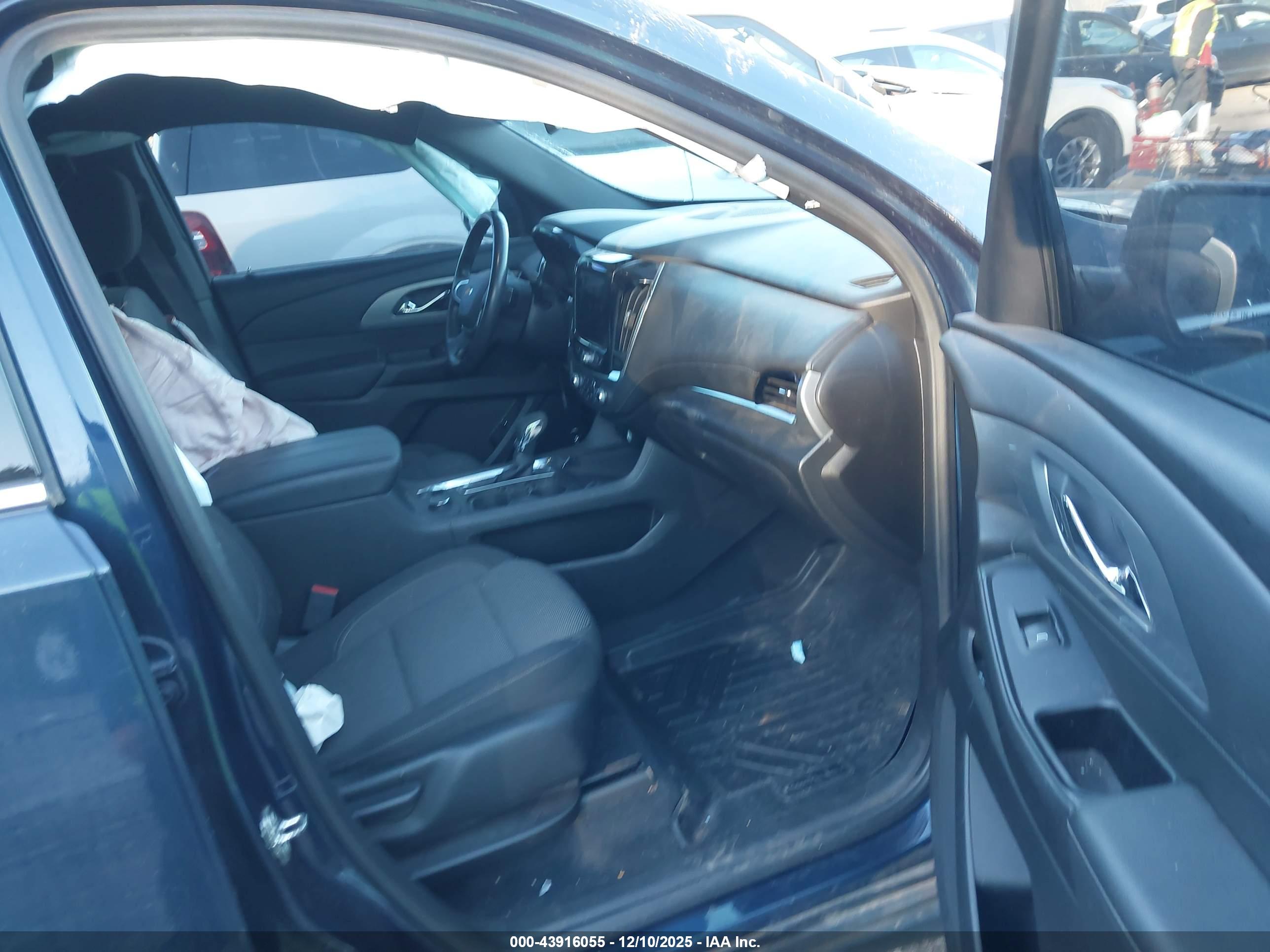 CHEVROLET TRAVERSE image 5