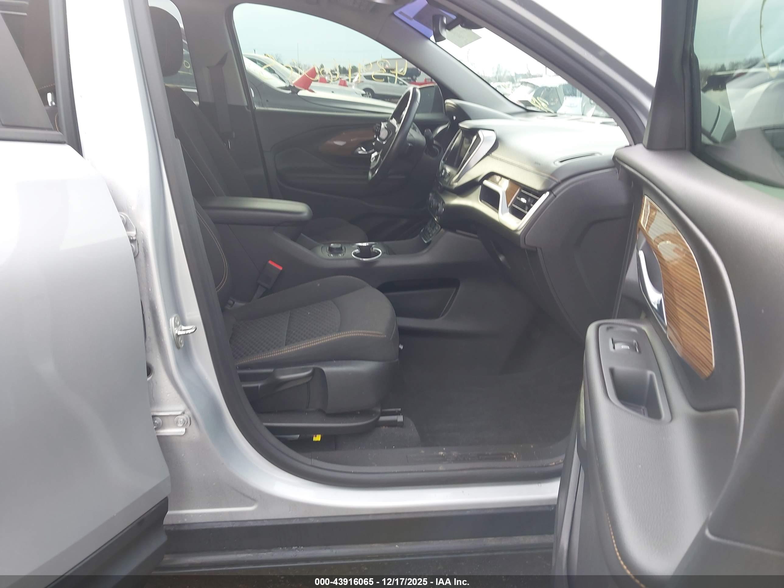 GMC TERRAIN image 5
