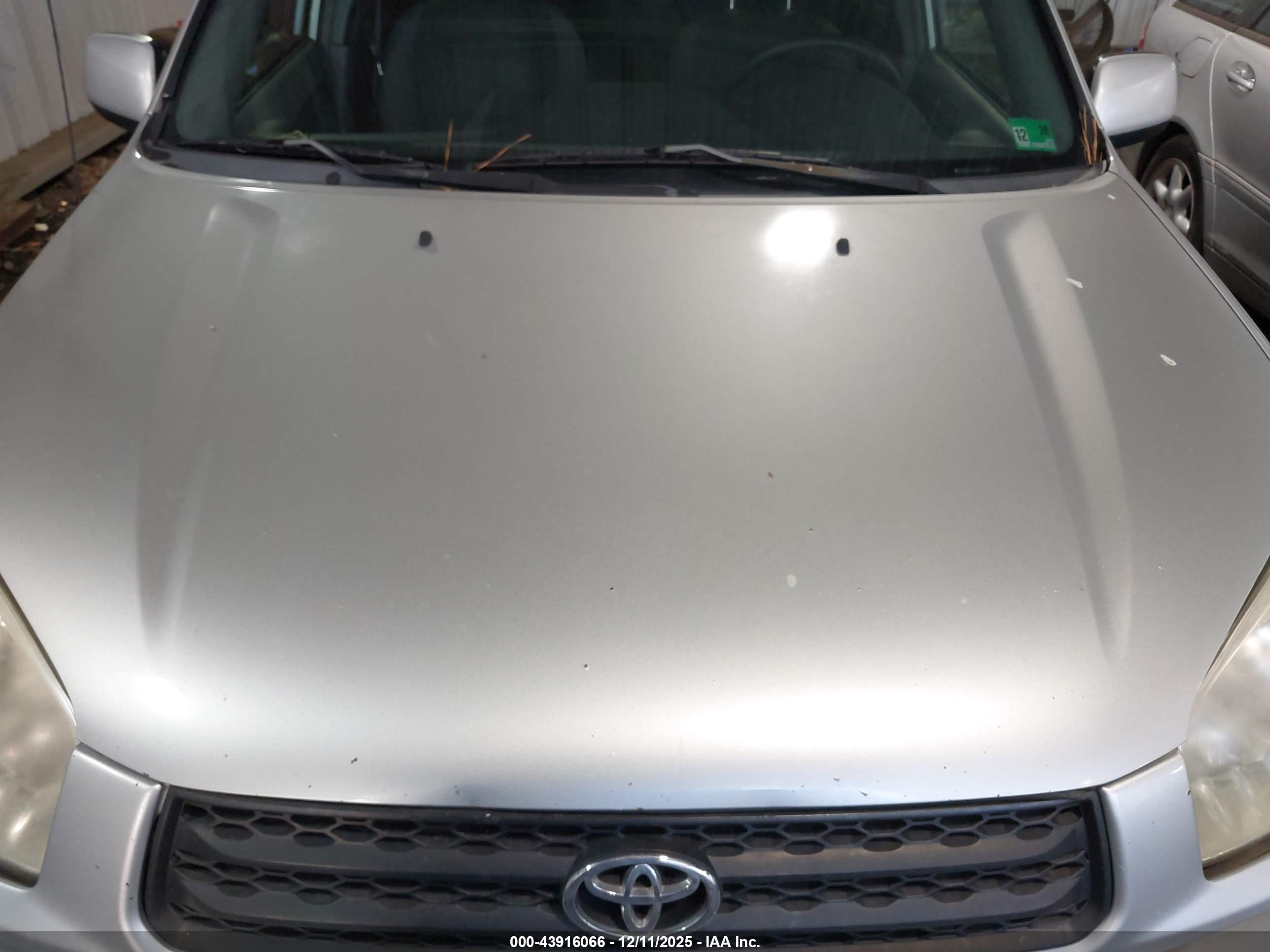 TOYOTA RAV4 image 10