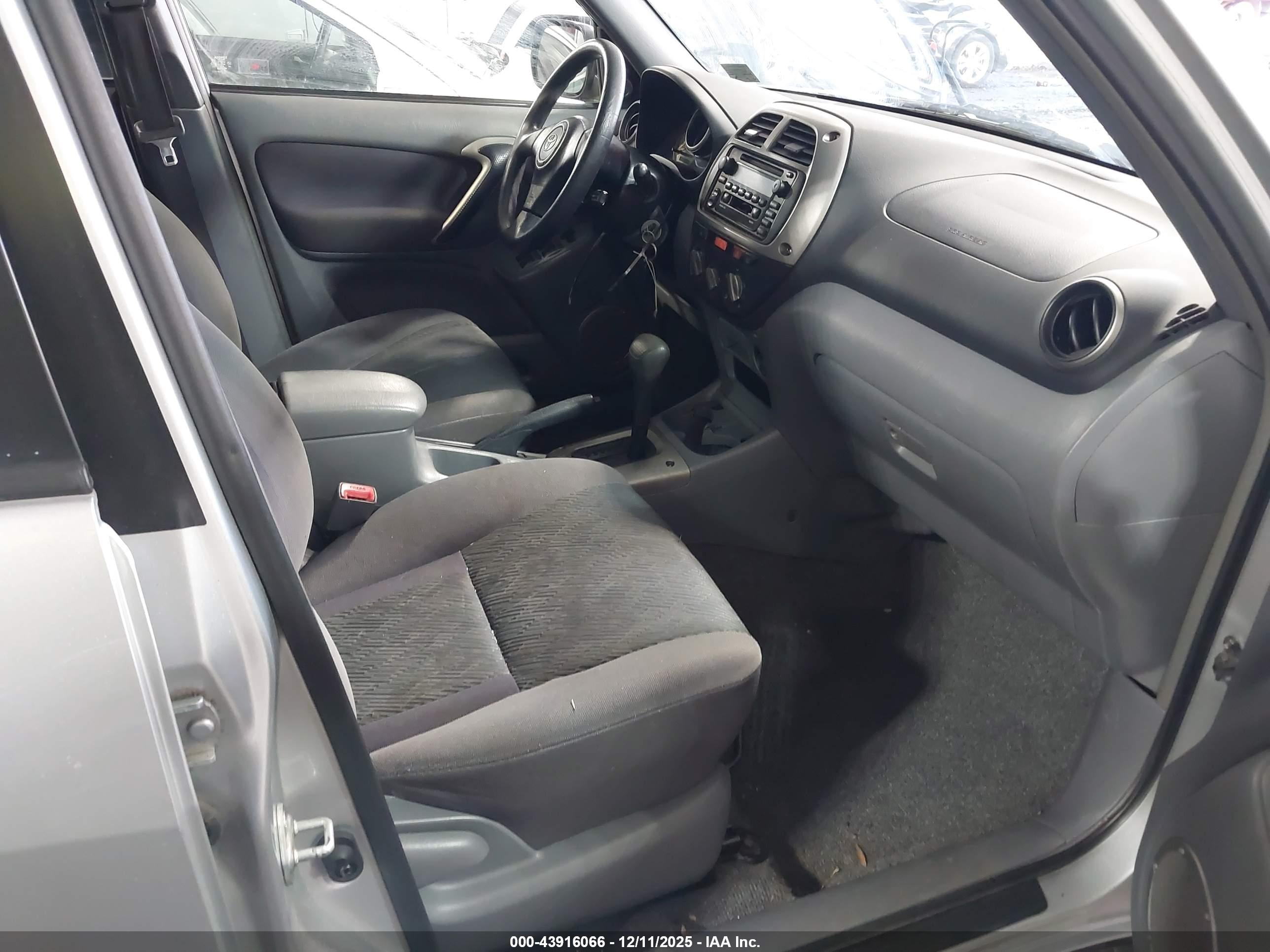 TOYOTA RAV4 image 5