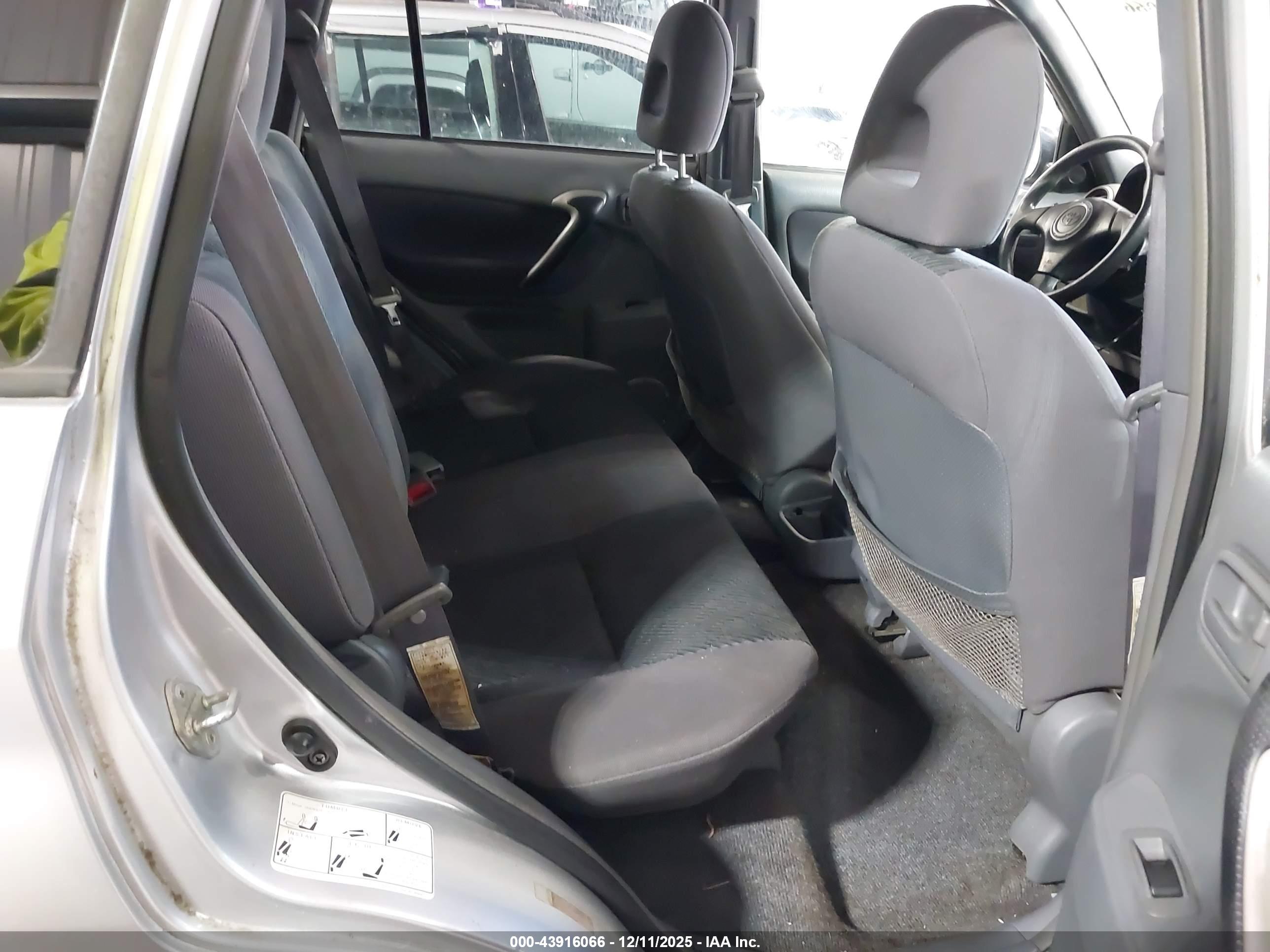 TOYOTA RAV4 image 8