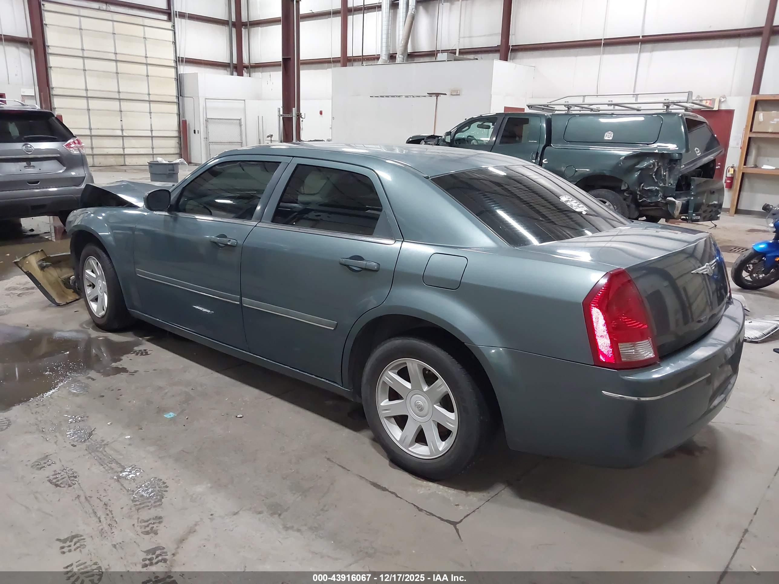CHRYSLER 300 image 3
