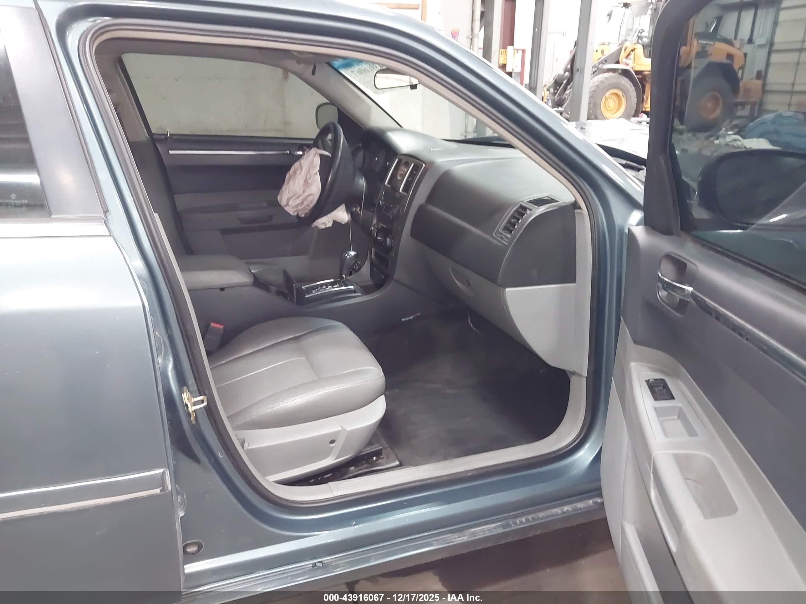 CHRYSLER 300 image 5