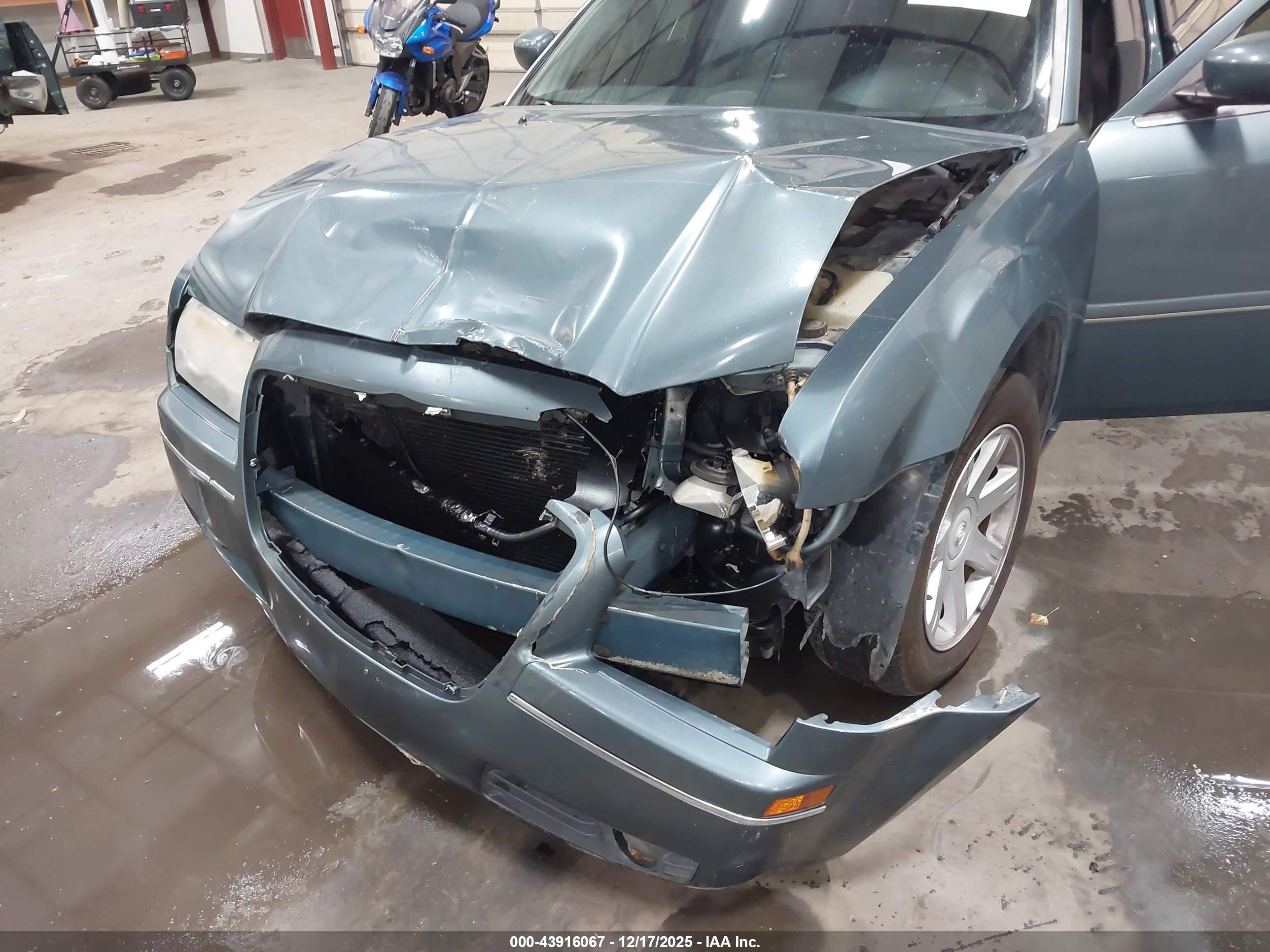 CHRYSLER 300 image 6