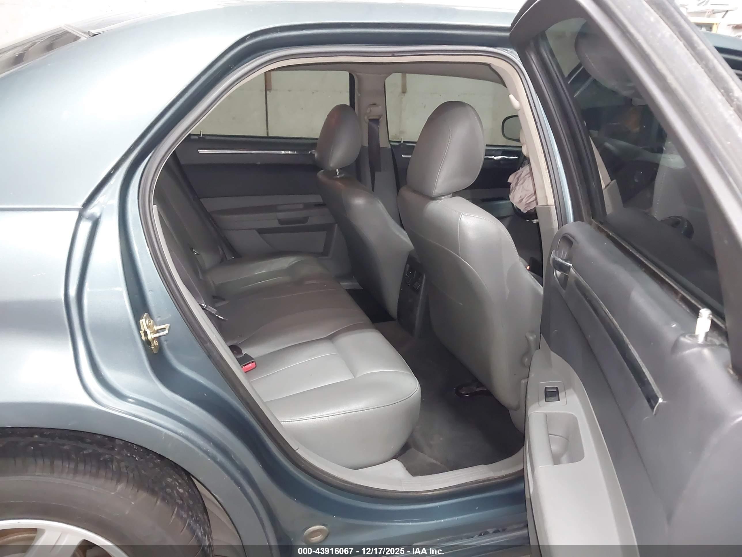 CHRYSLER 300 image 8