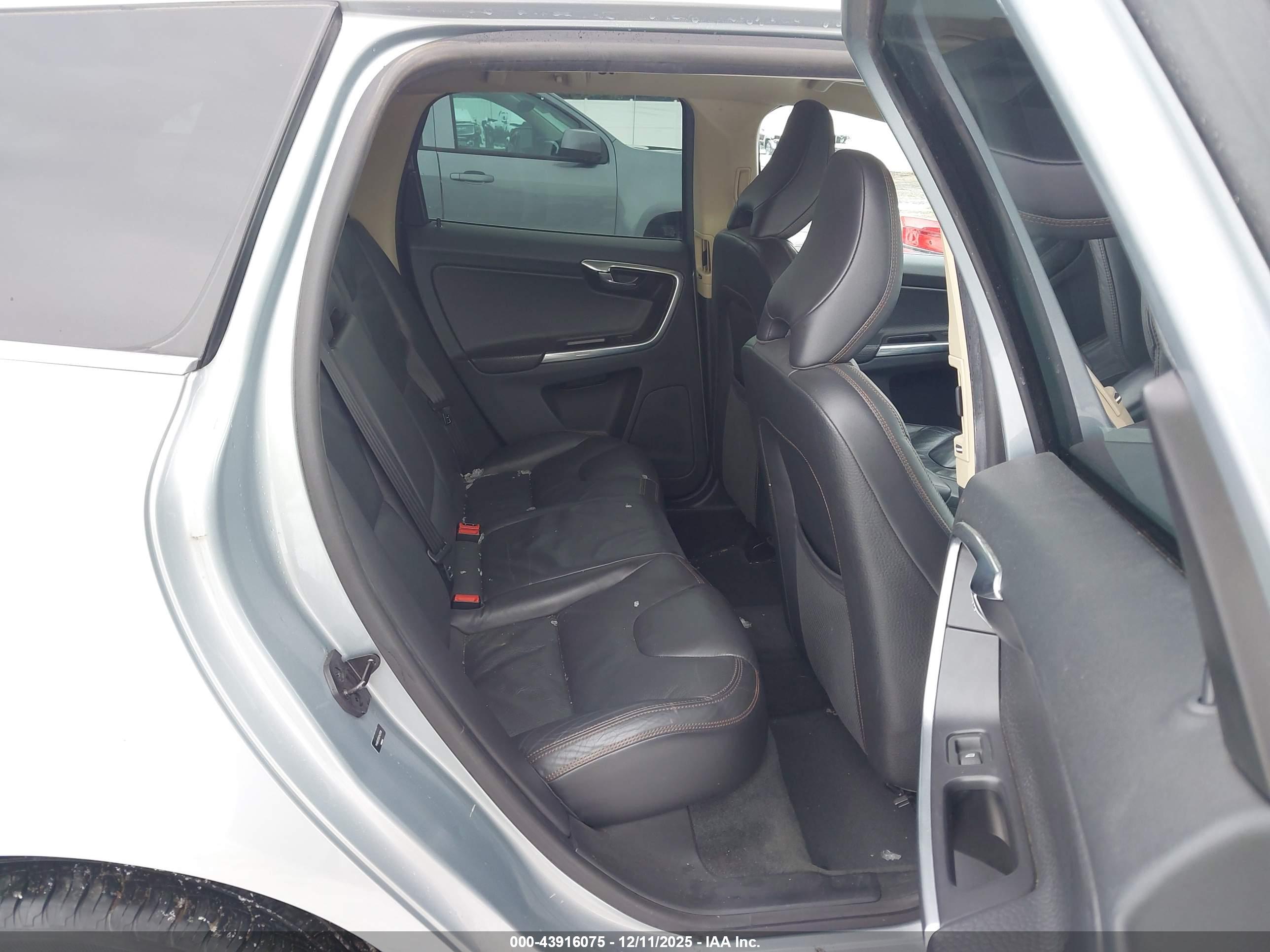 VOLVO XC60 image 8