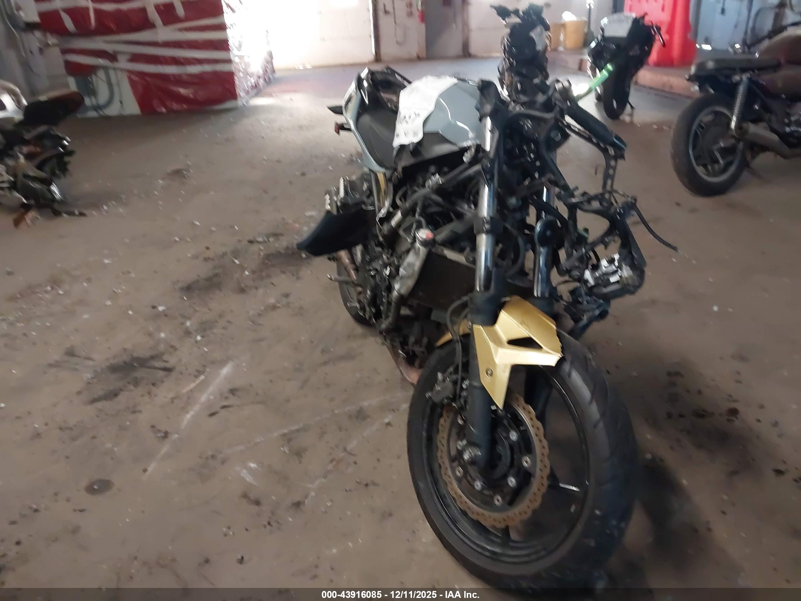 KAWASAKI EX400 image 2