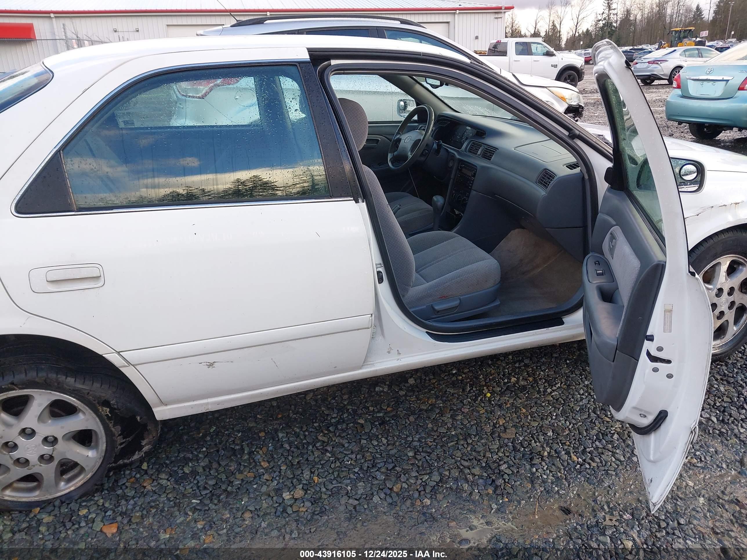 TOYOTA CAMRY image 5
