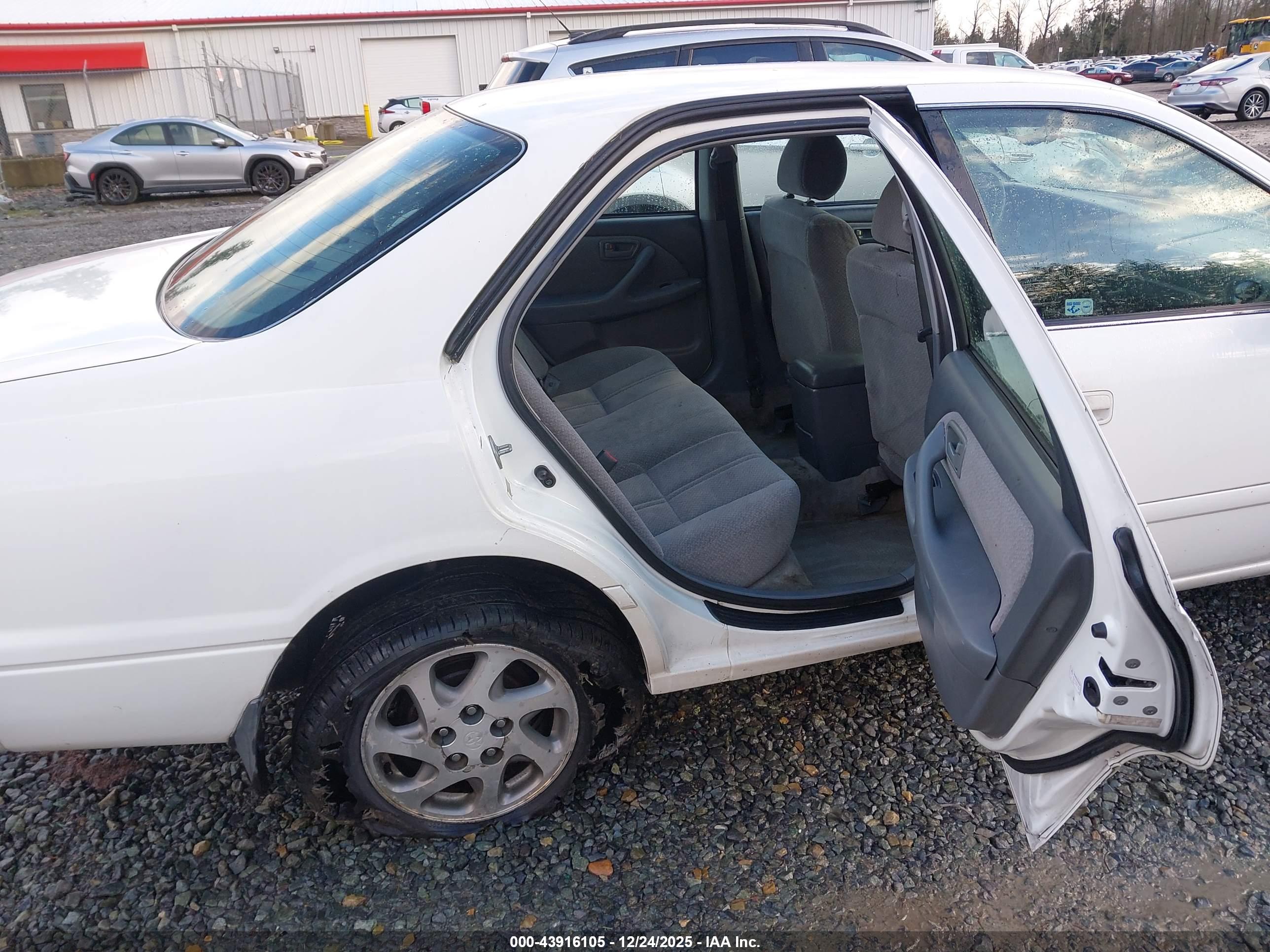 TOYOTA CAMRY image 8