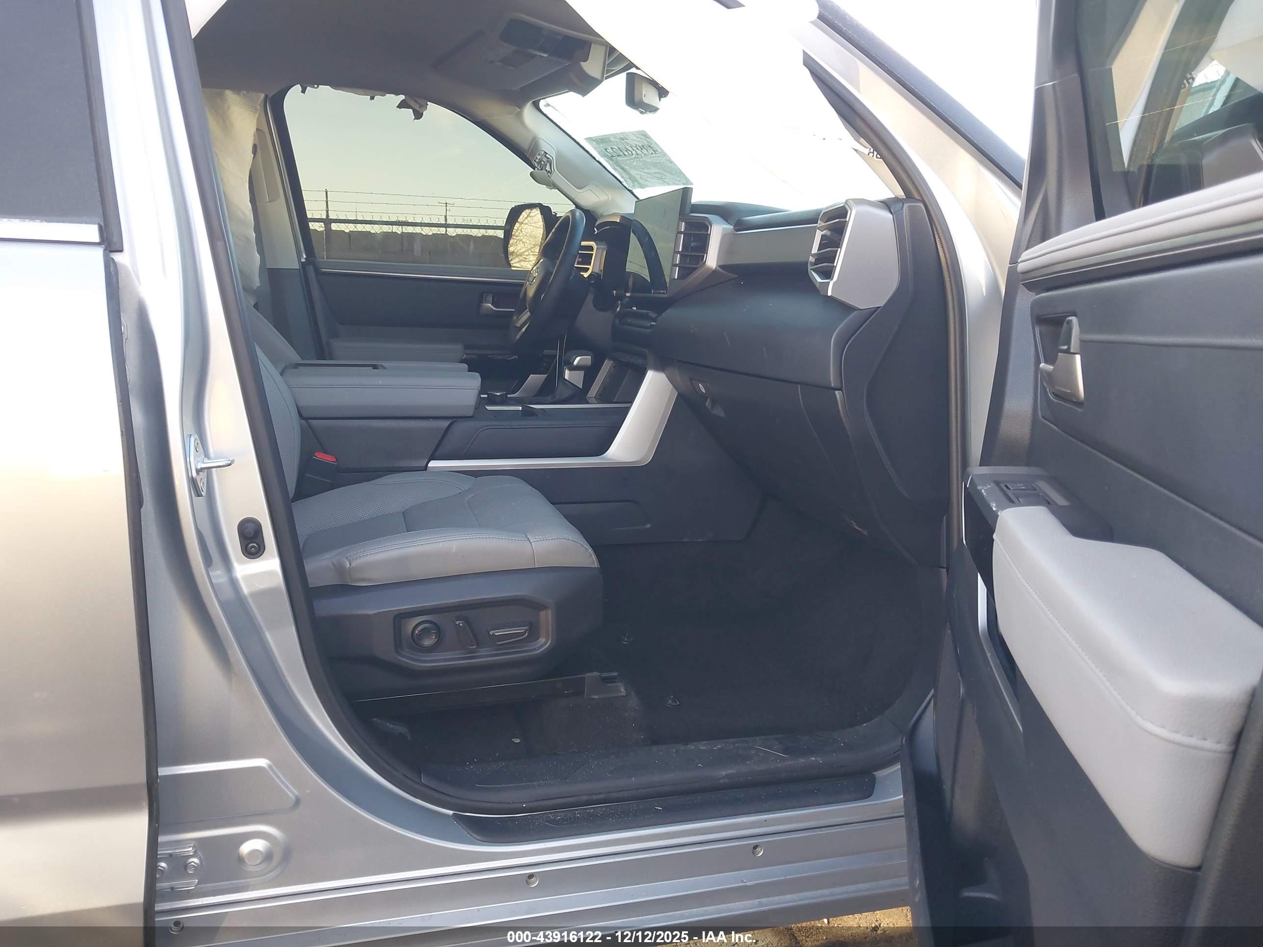 TOYOTA TUNDRA image 5