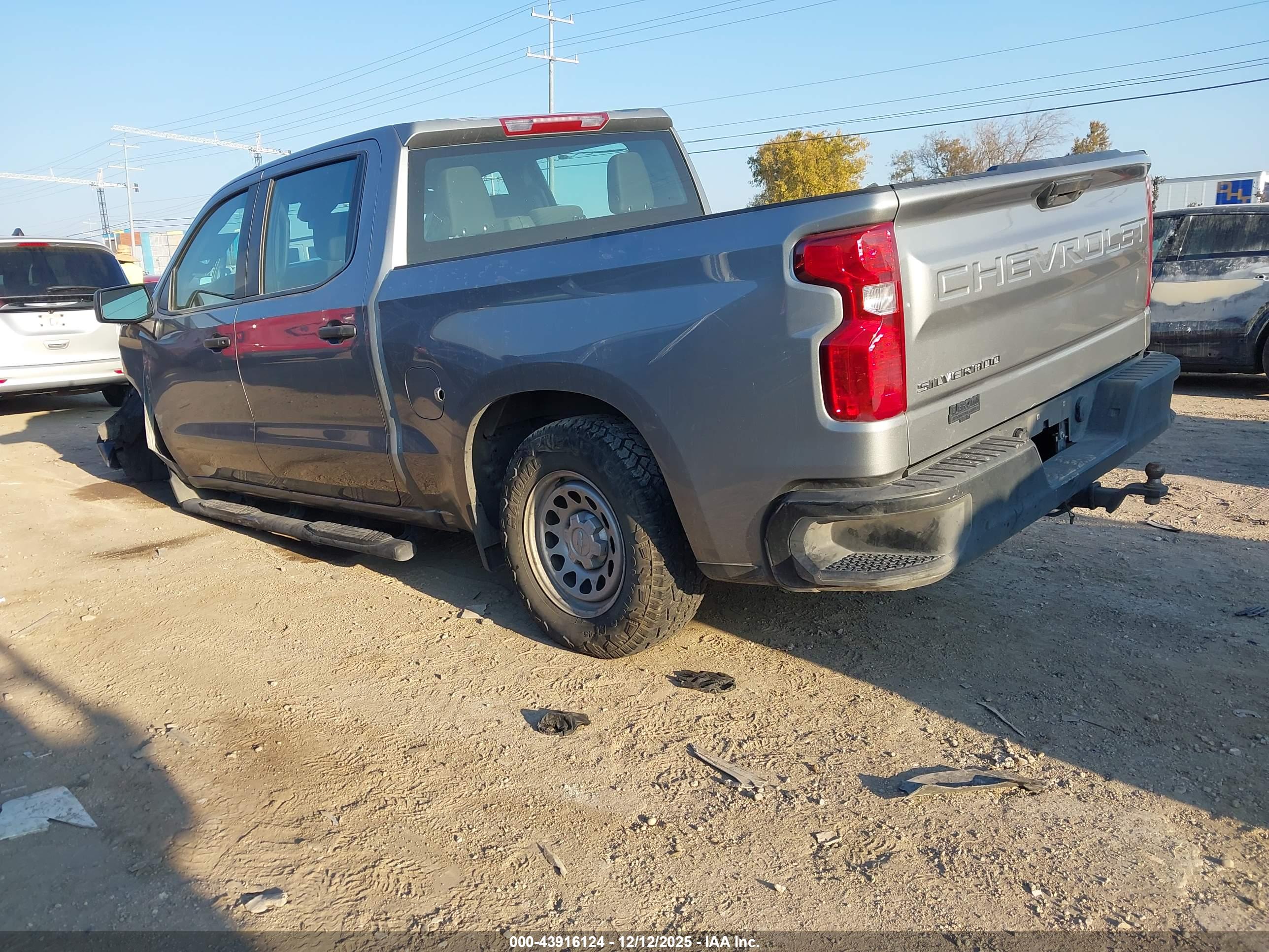 CHEVROLET SILVERADO image 3