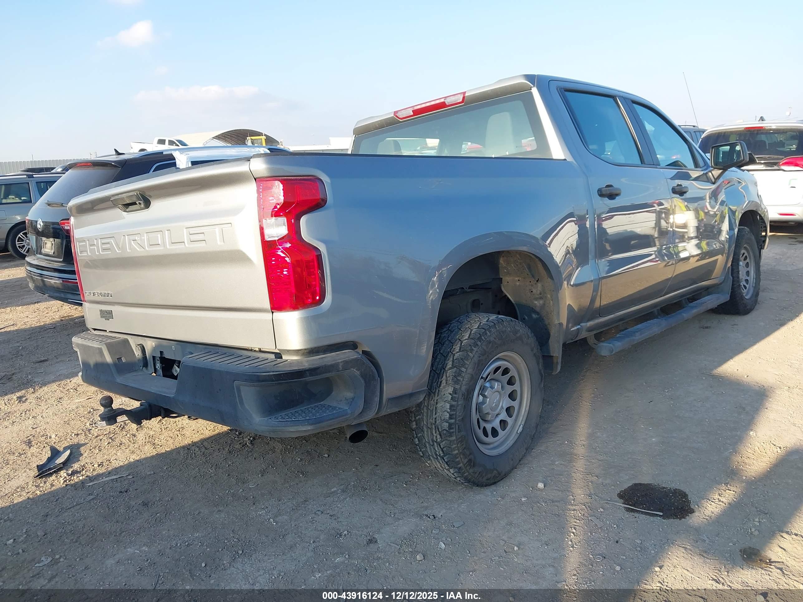 CHEVROLET SILVERADO image 4