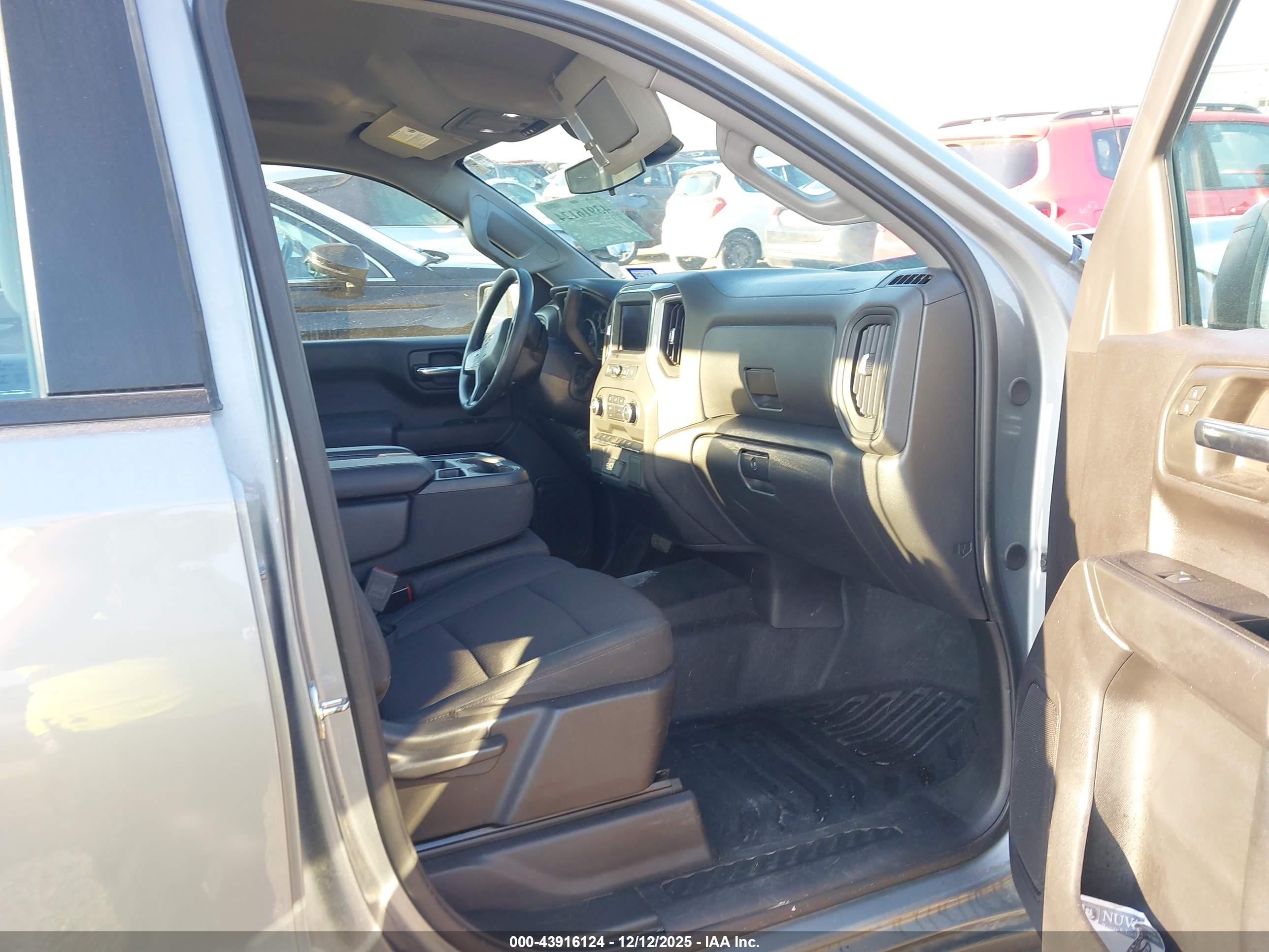 CHEVROLET SILVERADO image 5