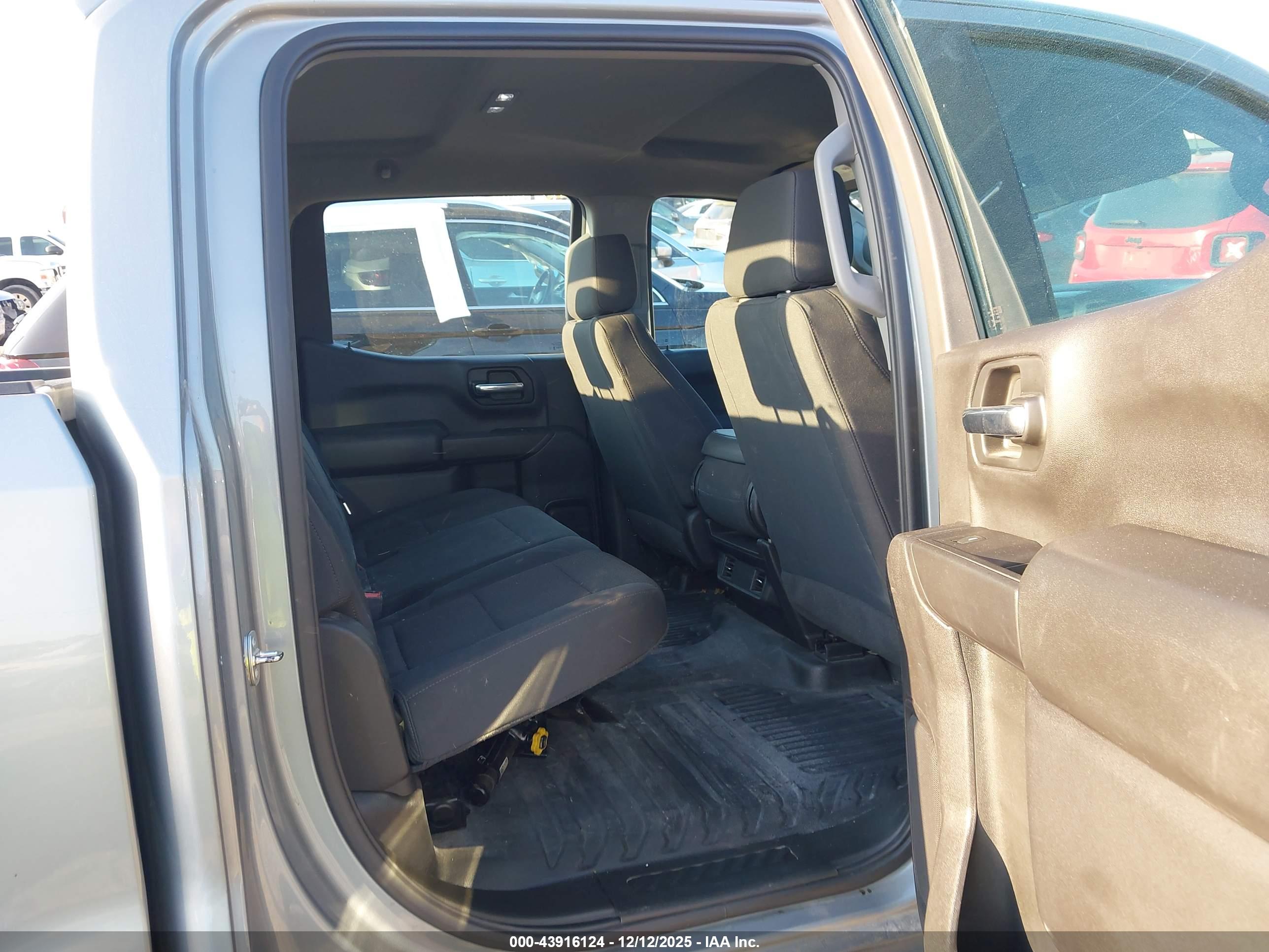 CHEVROLET SILVERADO image 8