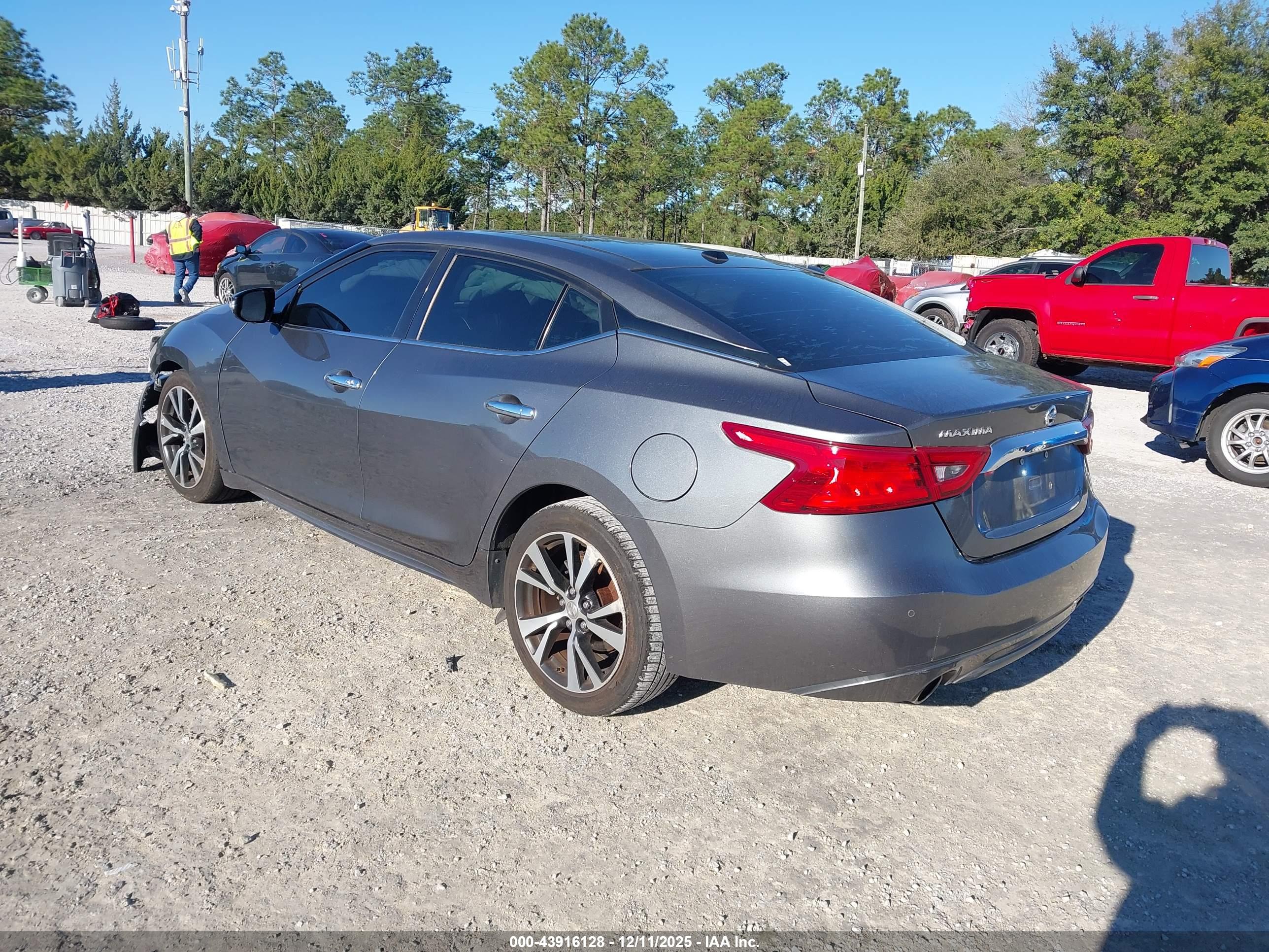 NISSAN MAXIMA image 3