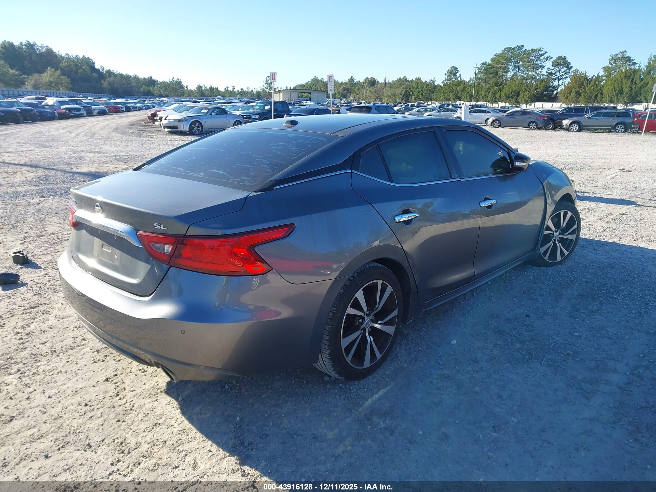 NISSAN MAXIMA image 4