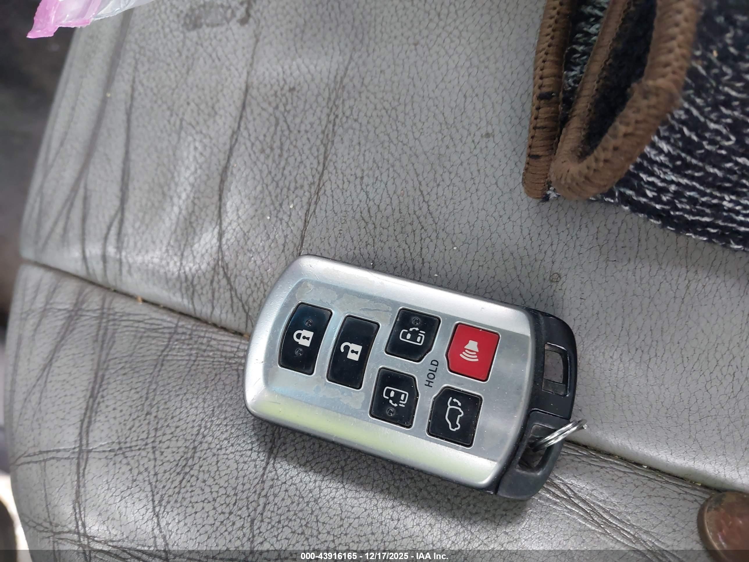 TOYOTA SIENNA image 11