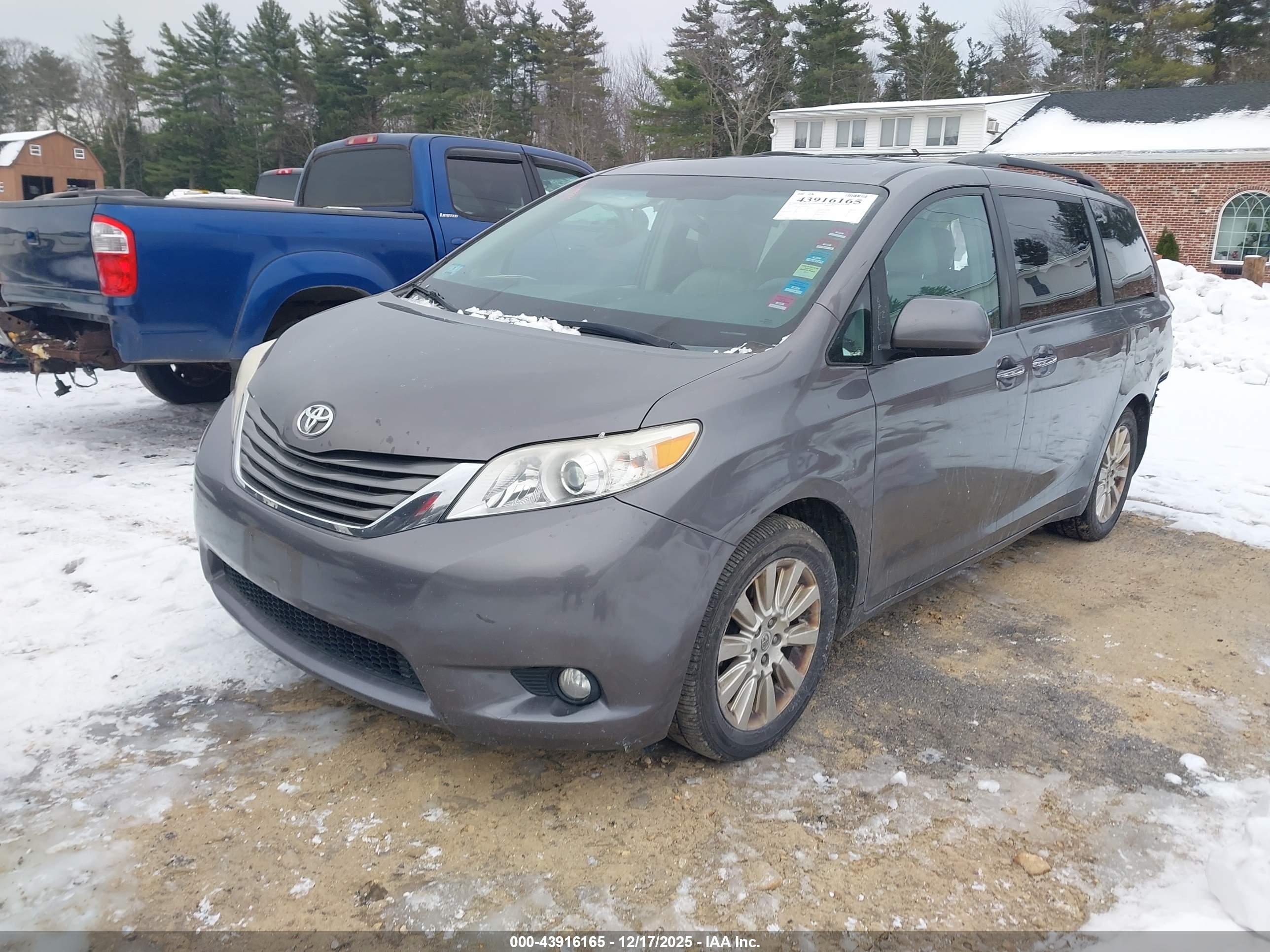 TOYOTA SIENNA image 2