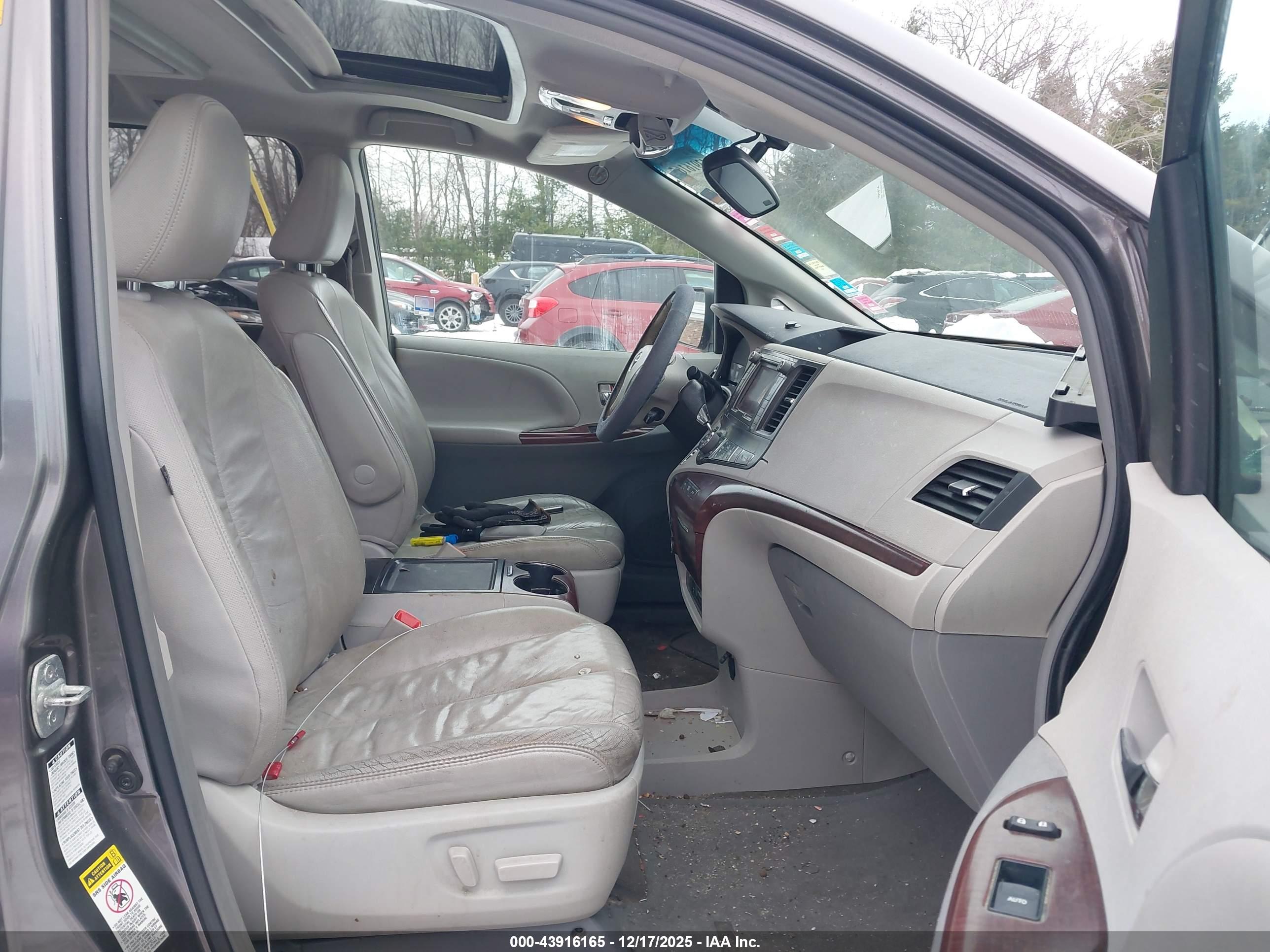 TOYOTA SIENNA image 5
