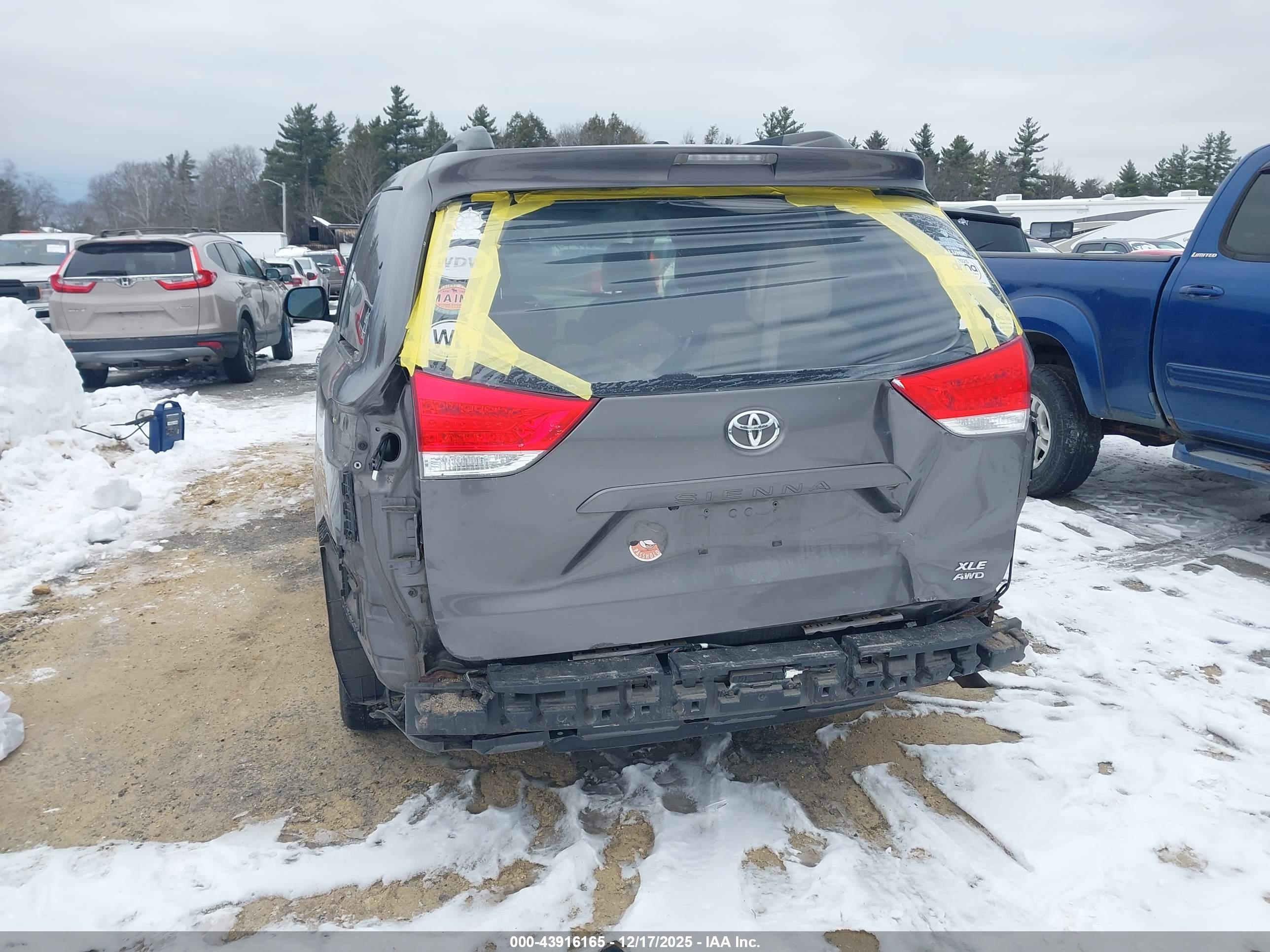 TOYOTA SIENNA image 6