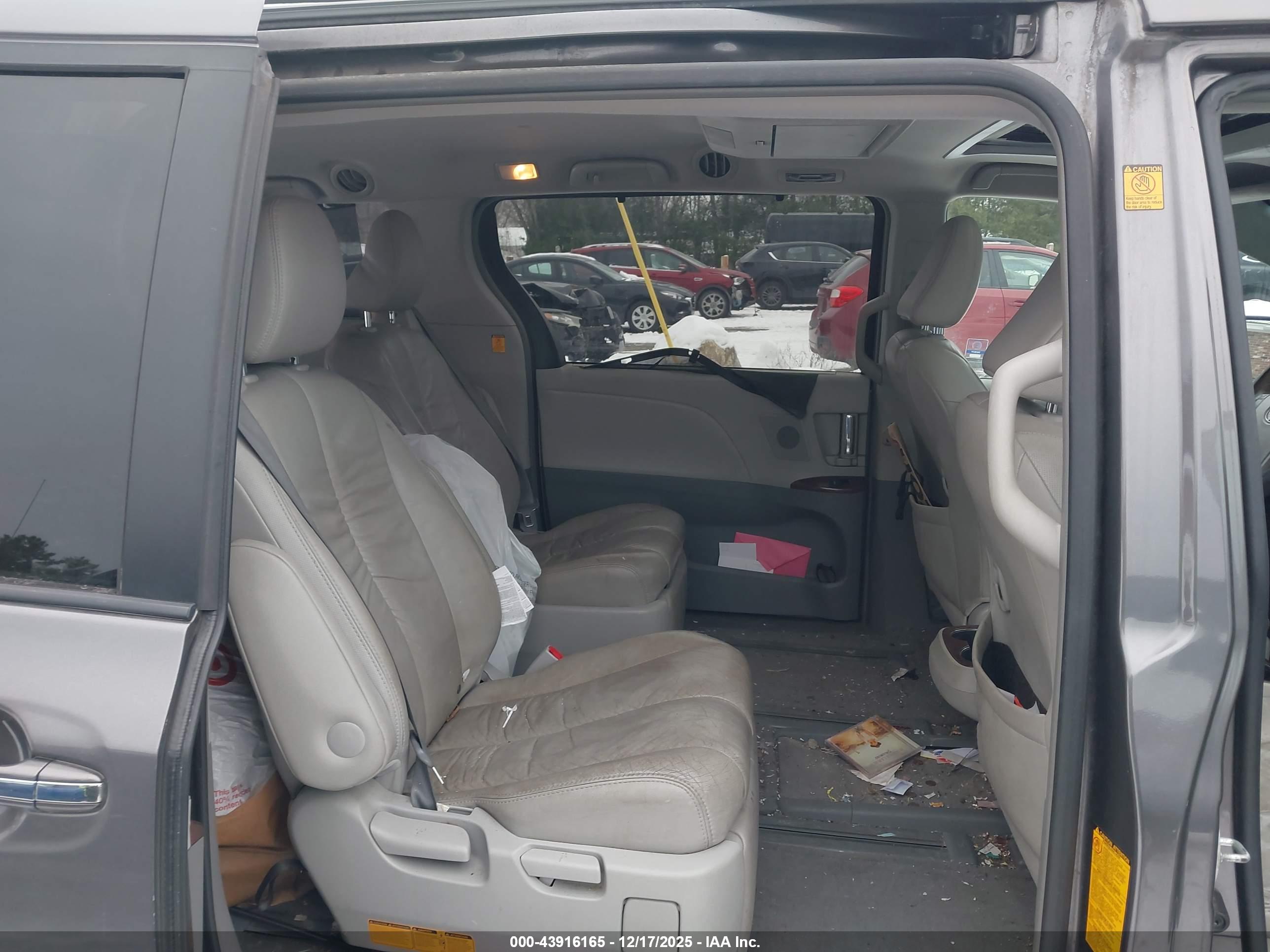 TOYOTA SIENNA image 8