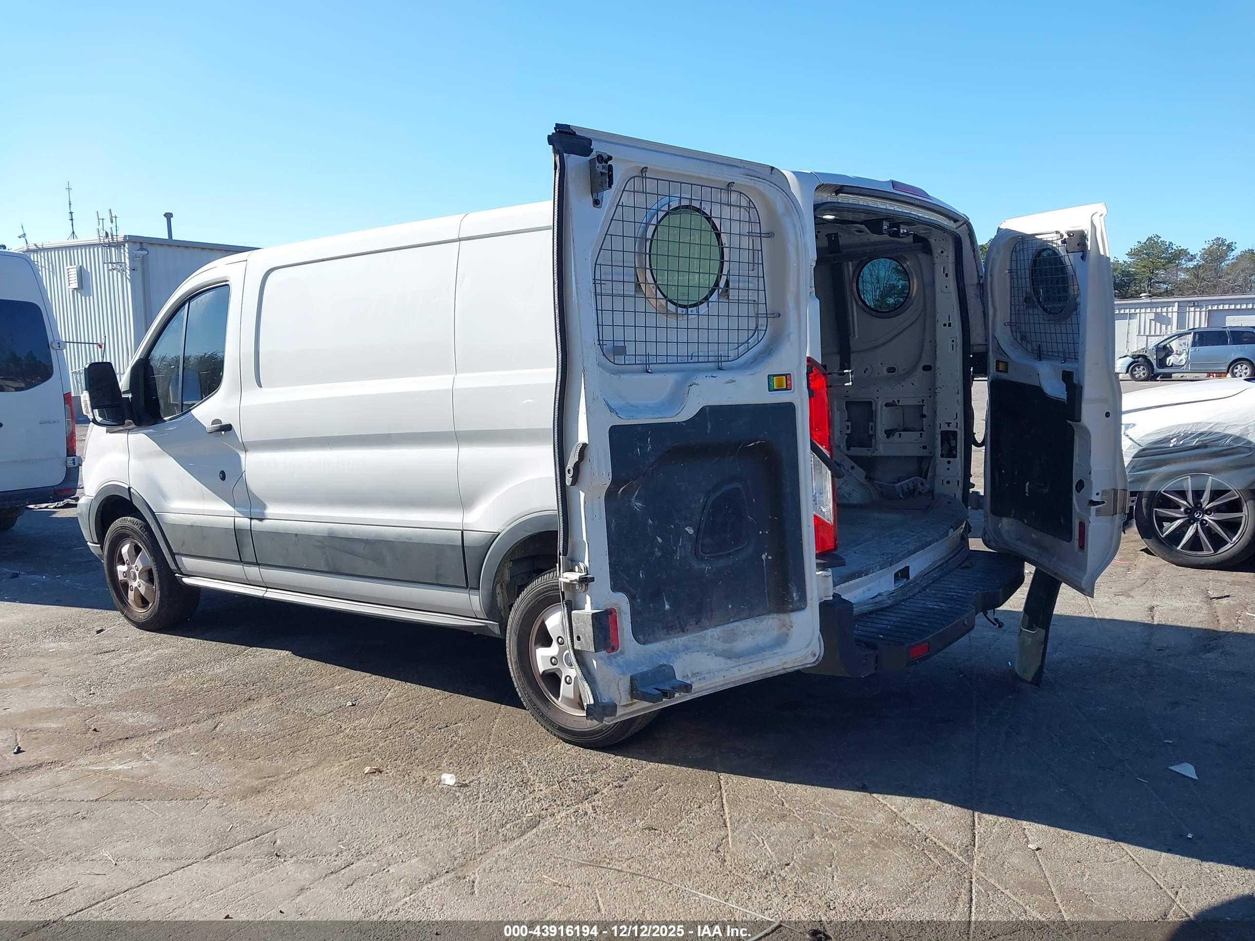 FORD TRANSIT-250 image 3