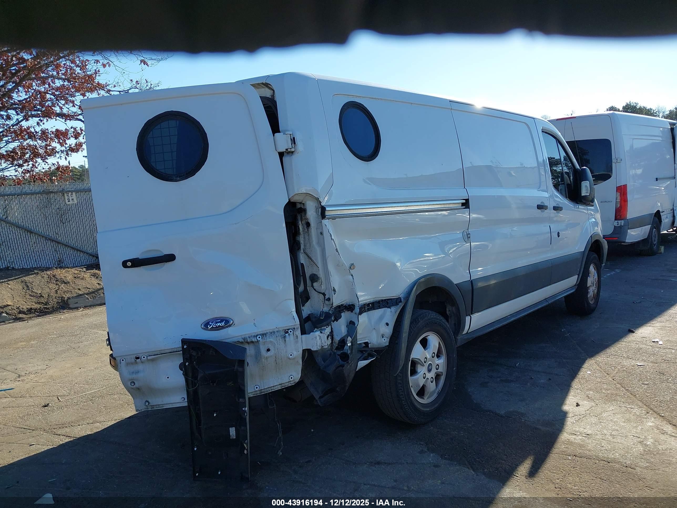 FORD TRANSIT-250 image 4