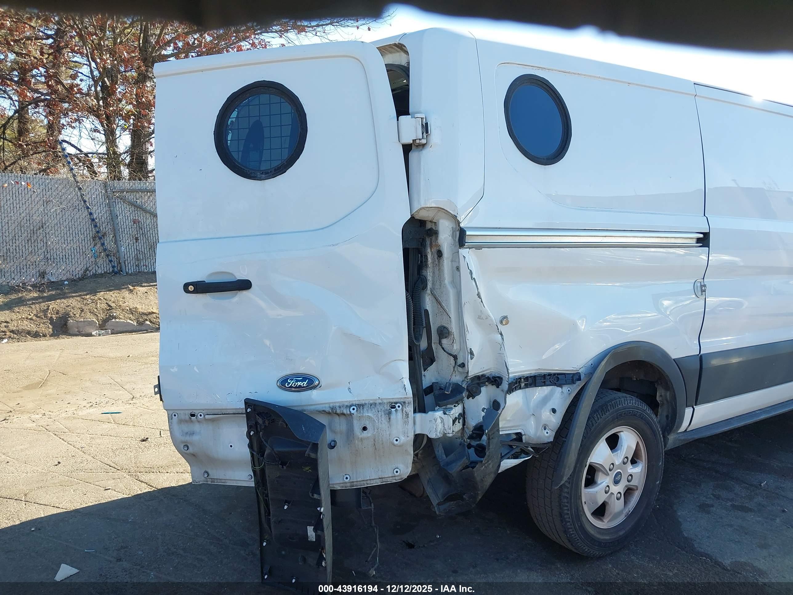 FORD TRANSIT-250 image 6