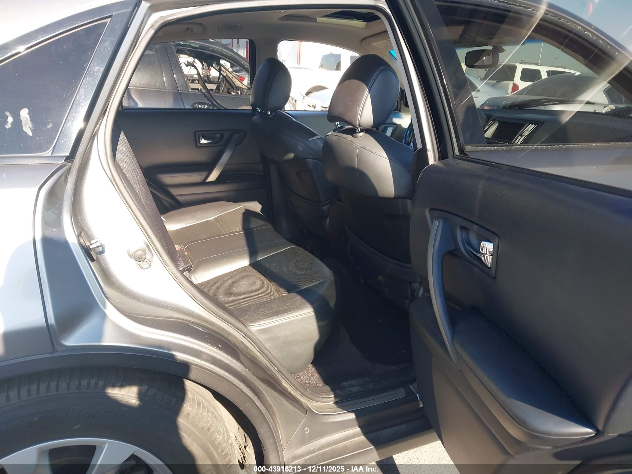 INFINITI FX35 image 8