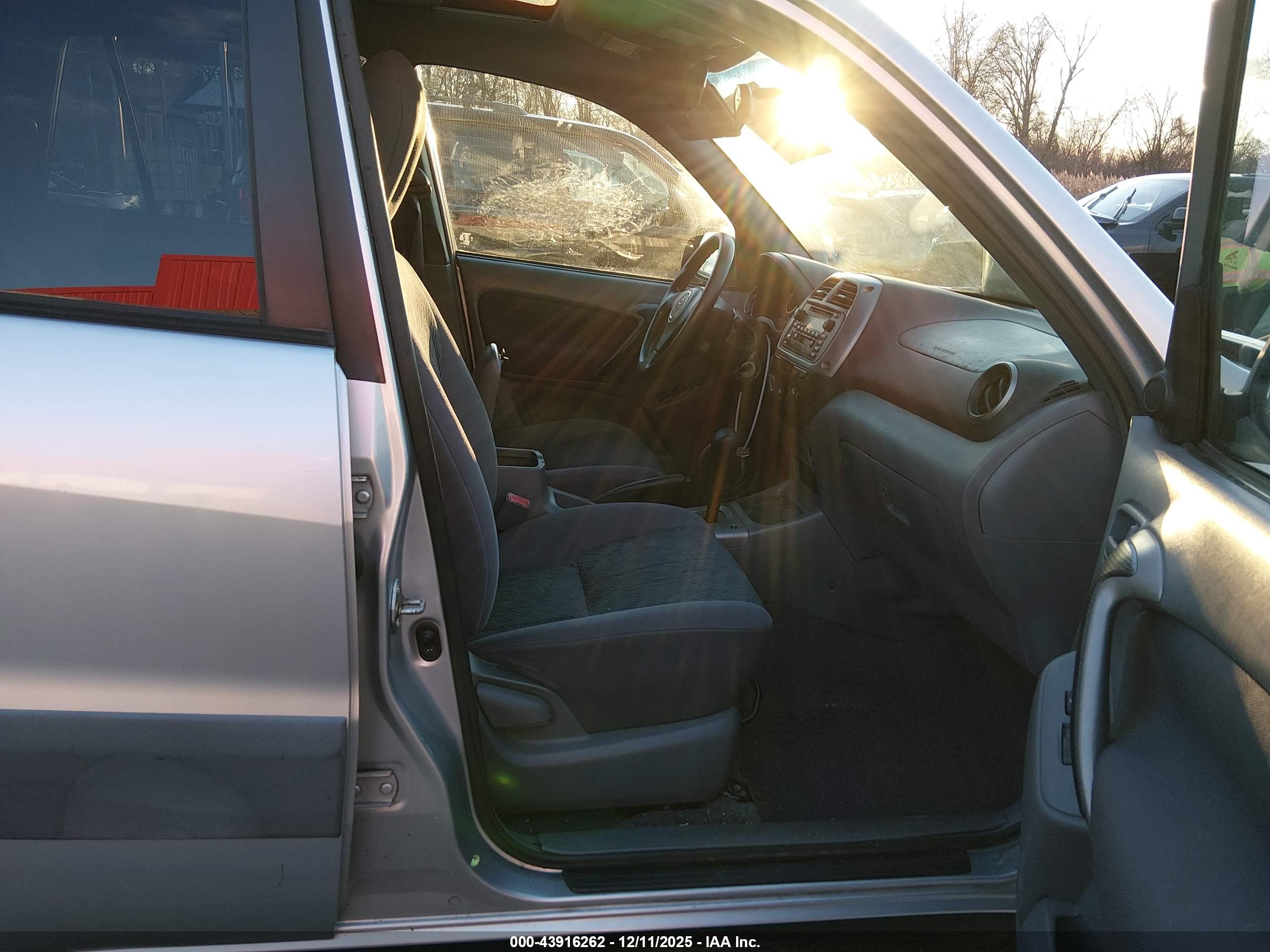TOYOTA RAV4 image 5