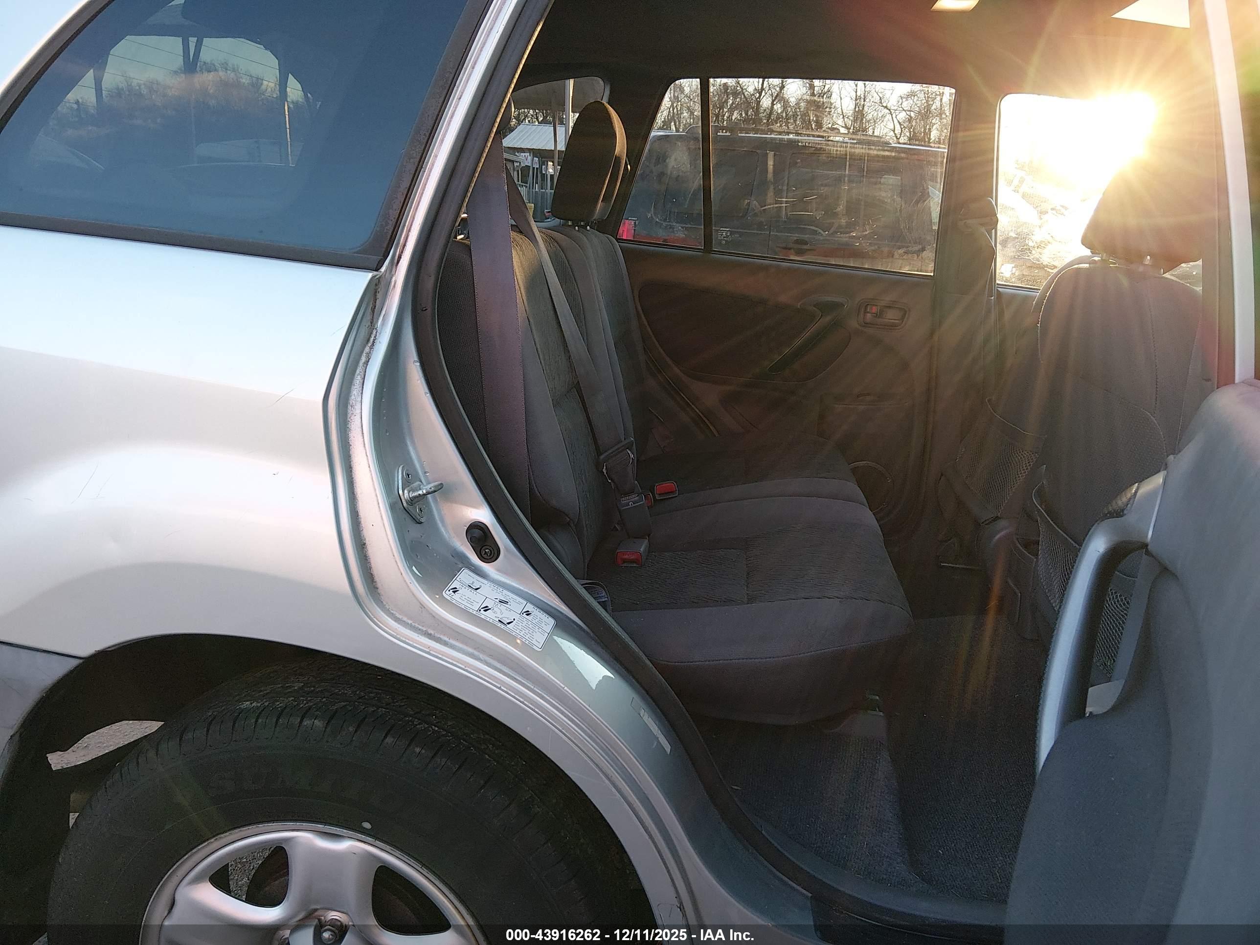 TOYOTA RAV4 image 8