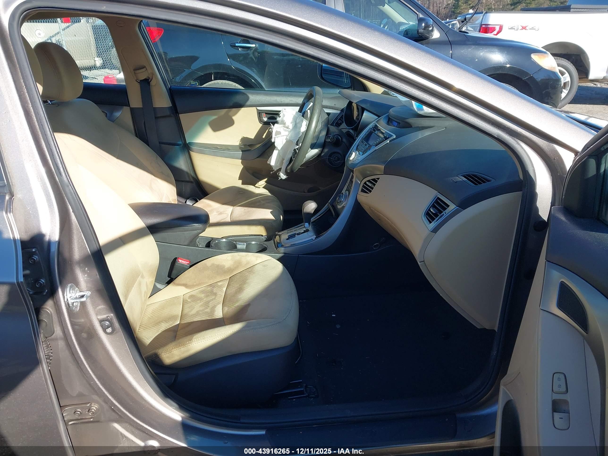 HYUNDAI ELANTRA image 5